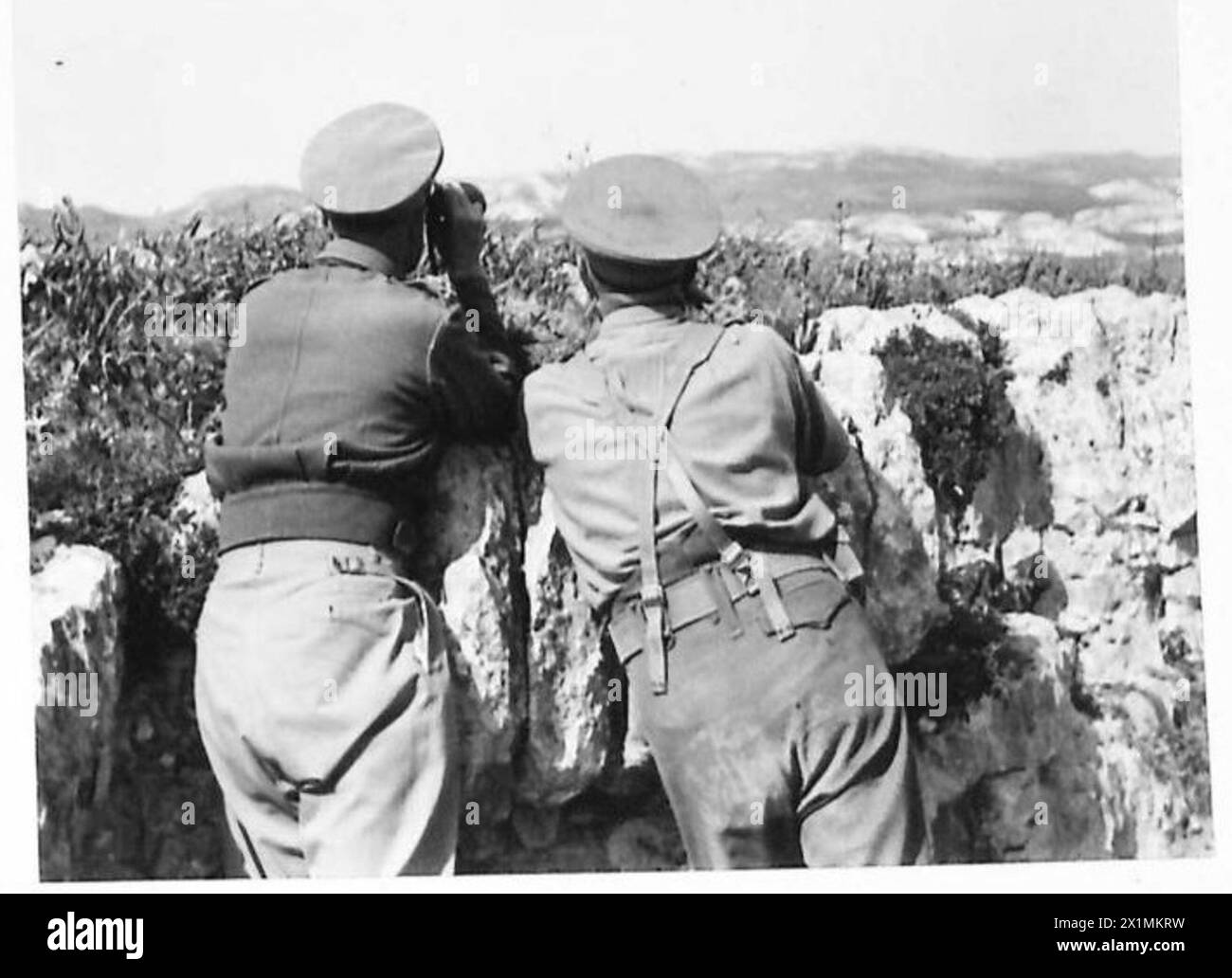 Le général Alexander, commandant en chef adjoint, inspecte les positions ennemies depuis la ligne de front, supervisant les activités opérationnelles de l'armée britannique et le déploiement des troupes. Banque D'Images