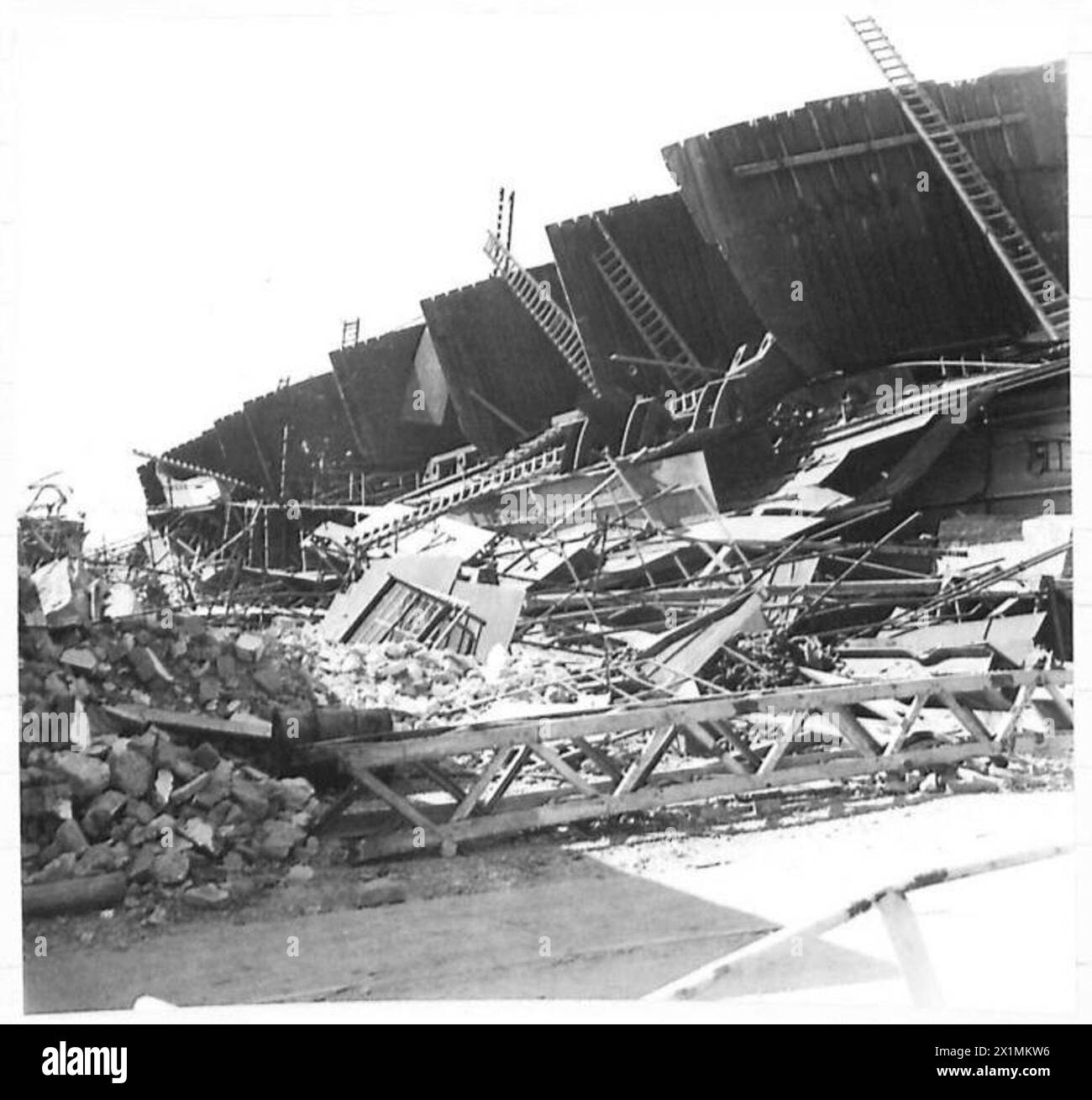 Un navire a été détruit alors qu'il était encore en stock en raison d'un explosion de bombe, causant l'explosion de plaques structurelles, l'armée britannique. Banque D'Images