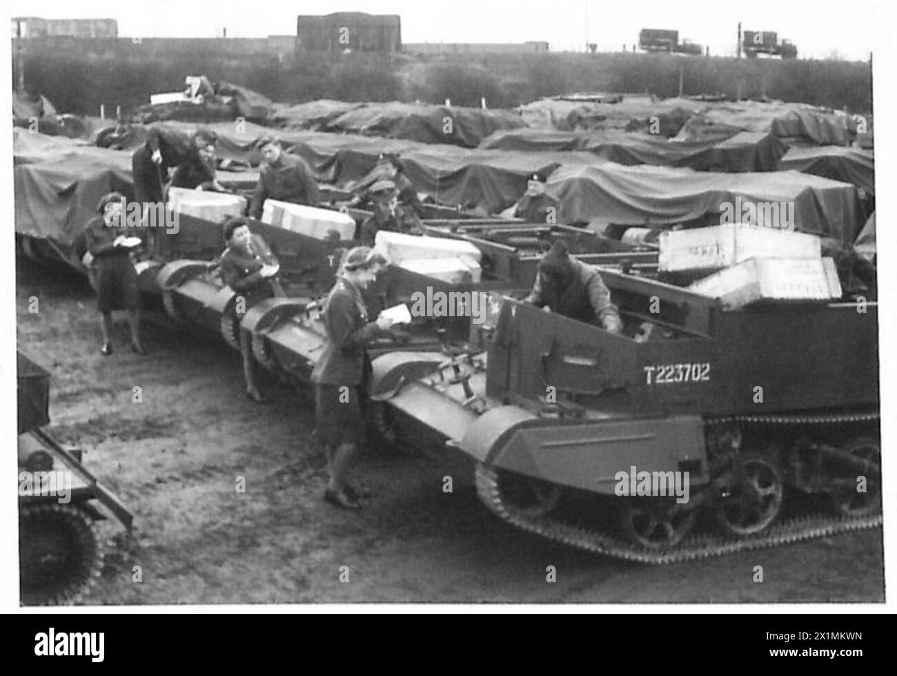 Les porte-avions Bren sont inspectés à leur arrivée au dépôt n°6 A.F.V. à Slough par l'armée britannique. Banque D'Images