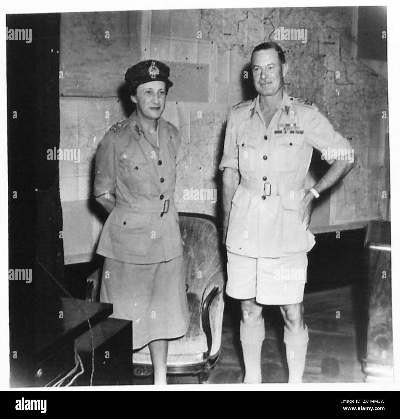 CHEF DE L'A.T.S. EN ITALIE - MRS Whateley a poursuivi sa tournée en visitant le siège du 3 District et les hôpitaux de Naples. Elle est vue avec le major-général H. Clowes, CBE., DSO., MC., au 3 District HQ, Armée britannique Banque D'Images