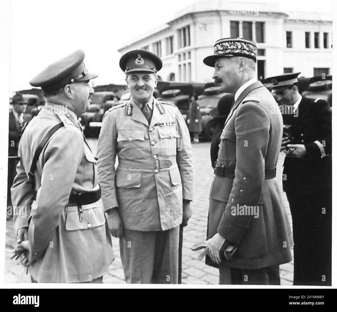 Au cours d'une cérémonie, le général Giraud rencontre le major-général H.M. Gales alors que l'armée britannique présente une ambulance à la Croix-Rouge française. Banque D'Images