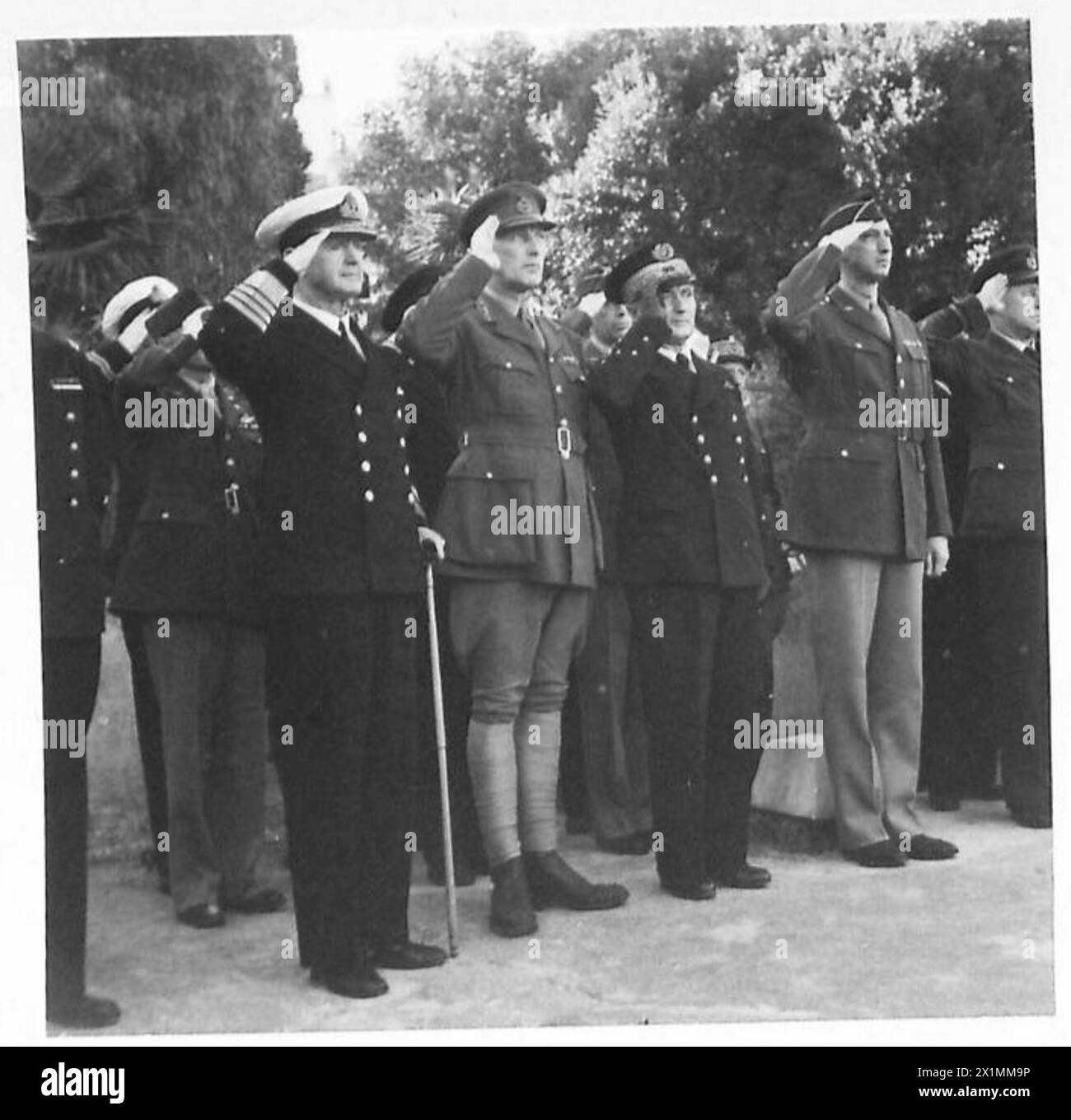 L'OCCUPATION ALLIÉE DE L'AFRIQUE DU NORD FRANÇAISE, 1942-1945 - les commandants alliés saluant les drapeaux britannique, américain et français lors de la cérémonie d'ouverture du quartier général allié de l'Afrique DU Nord à Alger, le 17 novembre 1942.de gauche à droite - l'amiral Andrew Cunningham, C-in-C de la flotte britannique de la Méditerranée; le lieutenant-général Kenneth Anderson, commandant de la première armée britannique ; l'amiral François Darlan, ancien C-en-C des forces armées françaises ; le général Mark Clark, adjoint du général Dwight Eisenhower lors du débarquement en Algérie, armée américaine ; le maréchal de l'air William Welsh, commandant de l' Banque D'Images