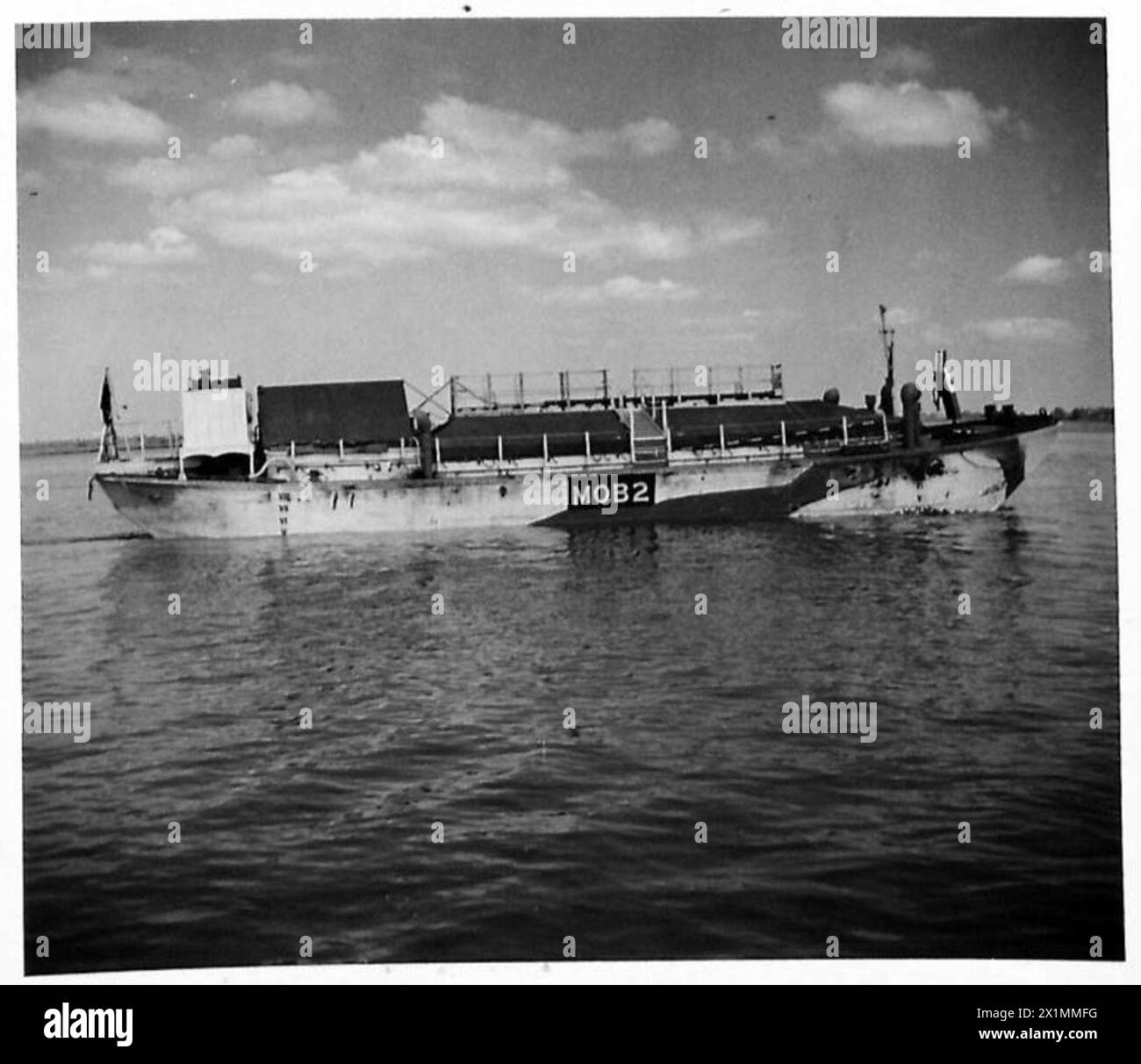 Un bateau pétrolier à moteur est utilisé dans une mission spéciale menée par le S.T.I.B., sous la supervision de l'armée britannique. Banque D'Images