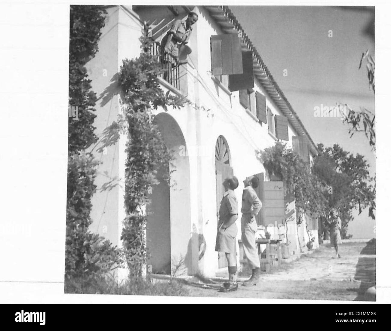 Lieut. R.E. Green de Royal Signals s'adresse au sergent A. Ramsey et au sergent S/S R.W. McCollisher pendant le service militaire britannique en Afrique du Nord, en Sicile, en Italie, dans les Balkans et en Autriche, 1942-1946. Banque D'Images