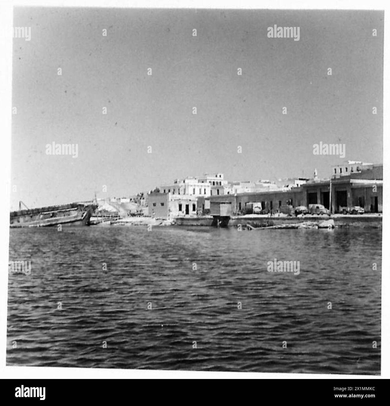 Une vue de la ville de Tobrouk depuis le port montrant la présence de la marine britannique. Banque D'Images