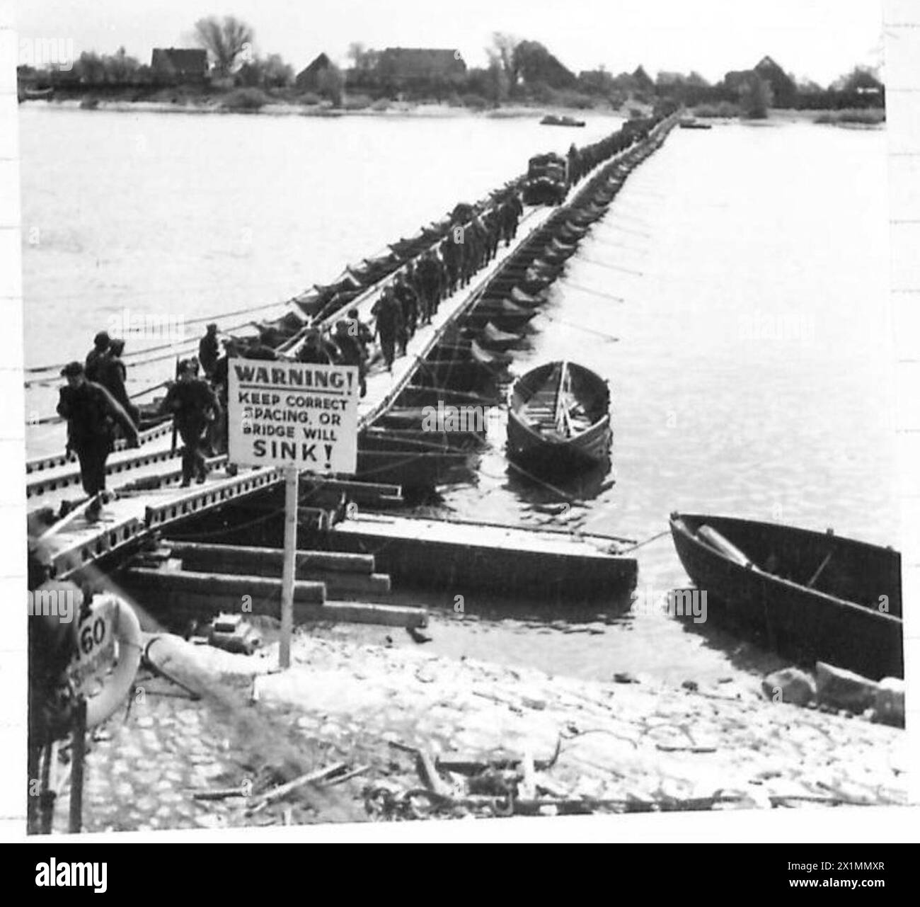 La cinquième parachutisme britannique traverse l'Elbe pour soutenir les troupes d'assaut et libérer les aviateurs américains détenus comme prisonniers à Gudow. Cette opération faisait partie des activités de l'armée britannique sous le 21e groupe d'armées pendant la seconde Guerre mondiale Banque D'Images