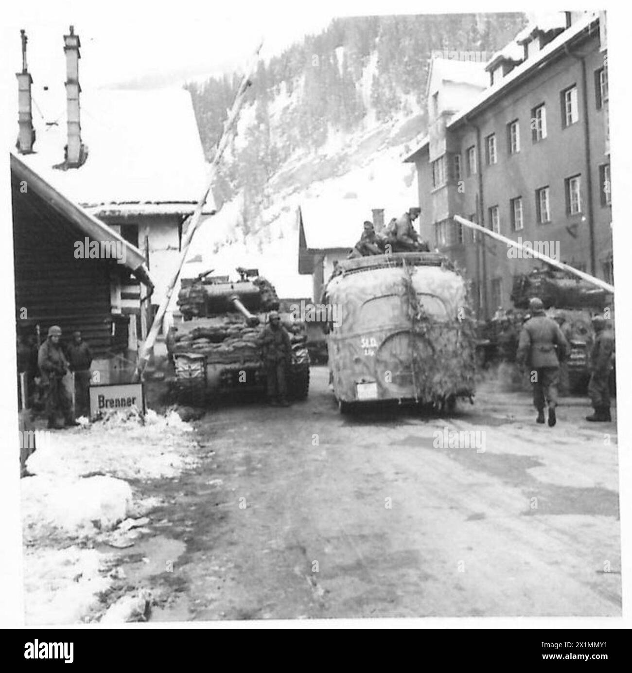 Les prisonniers de guerre allemands entrèrent en Autriche par la barrière du col du Brenner sous la supervision de l'armée britannique lors des opérations de la 5e armée. Banque D'Images