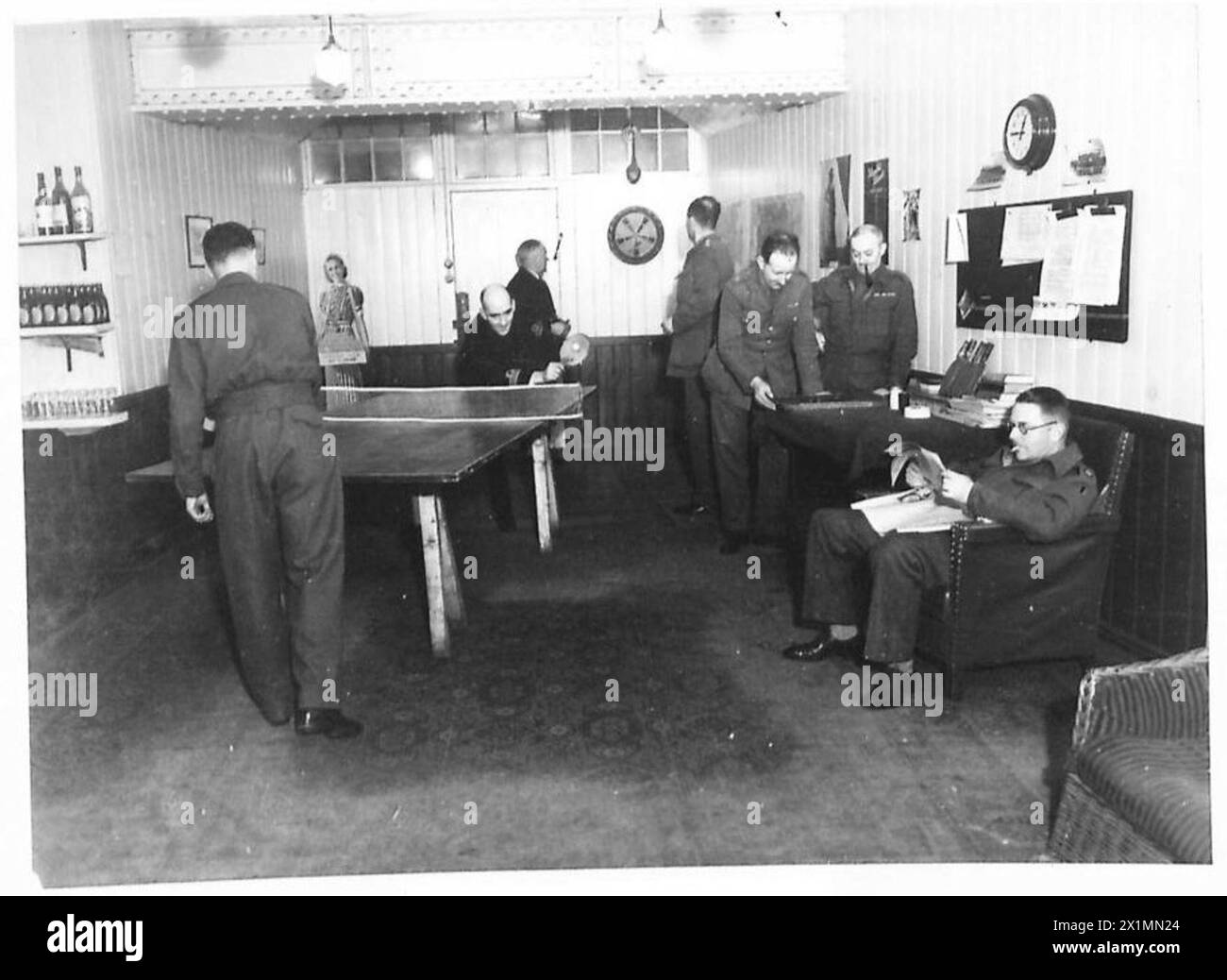 Les officiers utilisent une salle de jeux sur un site en bord de mer dans le cadre de loisirs pendant le service dans l'armée britannique. Banque D'Images Les officiers utilisent une salle de jeux sur un site en bord de mer dans le cadre de loisirs pendant le service dans l'armée britannique. Banque D'Images