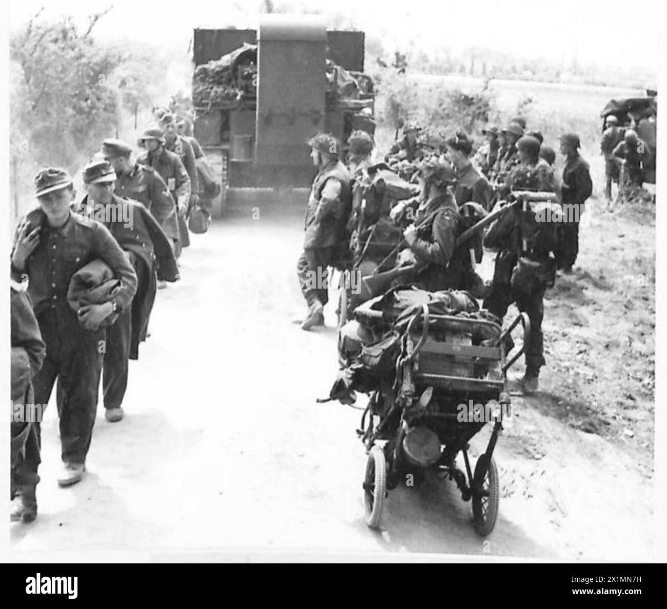 JOUR J - LES FORCES BRITANNIQUES LORS DE L'INVASION DE LA NORMANDIE 6 JUIN 1944 - les prisonniers allemands déposent devant les véhicules et les troupes de la 3ème Division près d'Hermanville-sur-mer, 6 juin 1944, Banque D'Images