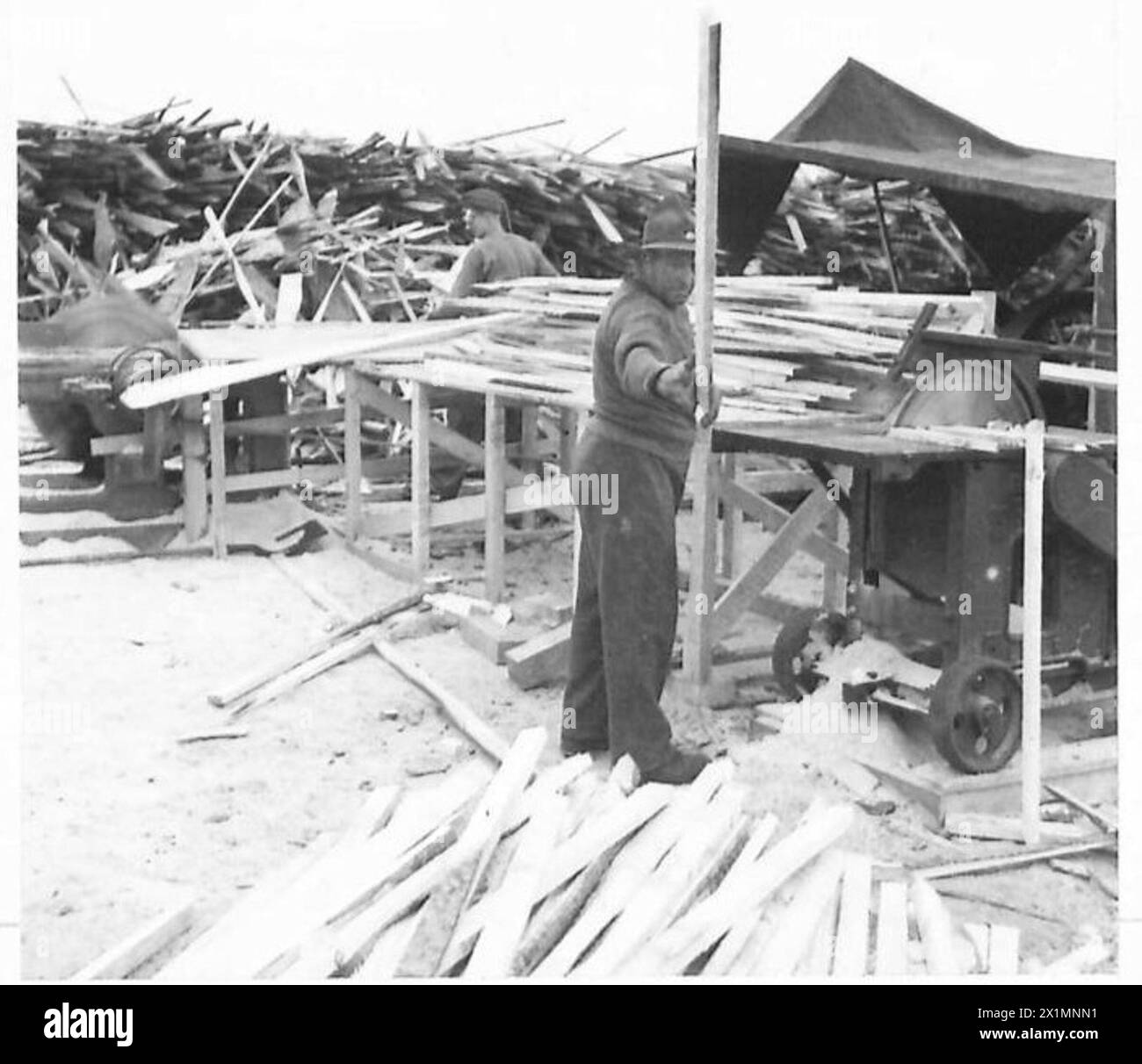 Les bushmen néo-zélandais travaillent dans une scierie, utilisant toutes les parties du bois efficacement, assurant un minimum de déchets, British Army. Banque D'Images