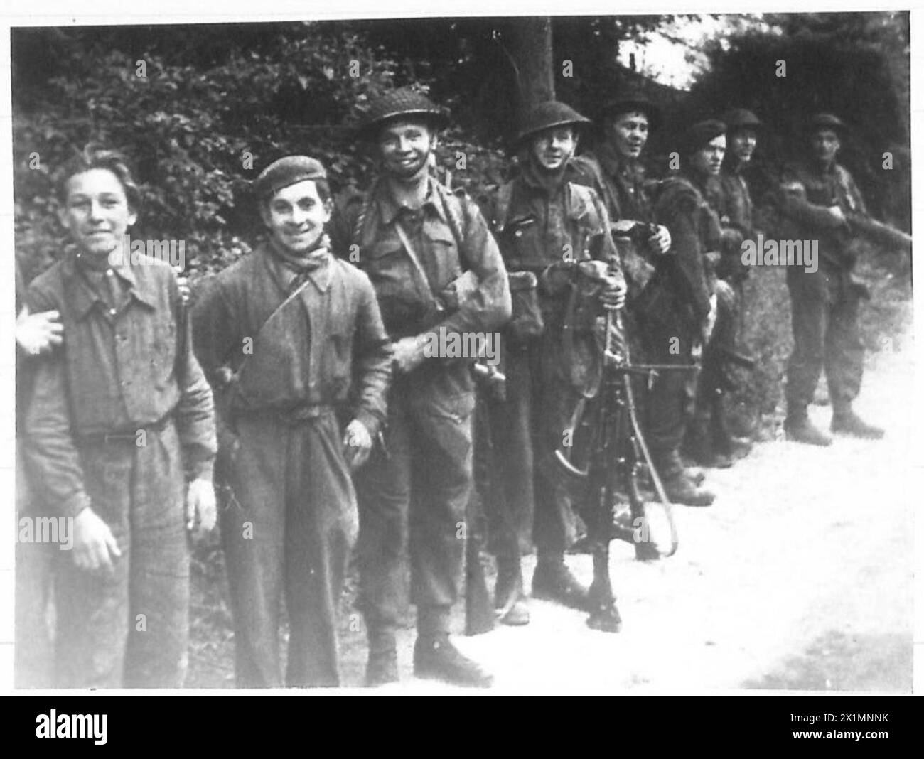 Les commandos du Commando no 4, 1re Brigade de services spéciaux, sont guidés par de jeunes civils français à Ouistreham le 6 juin 1944 ; également montrés à bord d'un engin de débarquement approchant de Sword Beach, jour J, Normandie, Armée britannique. Banque D'Images