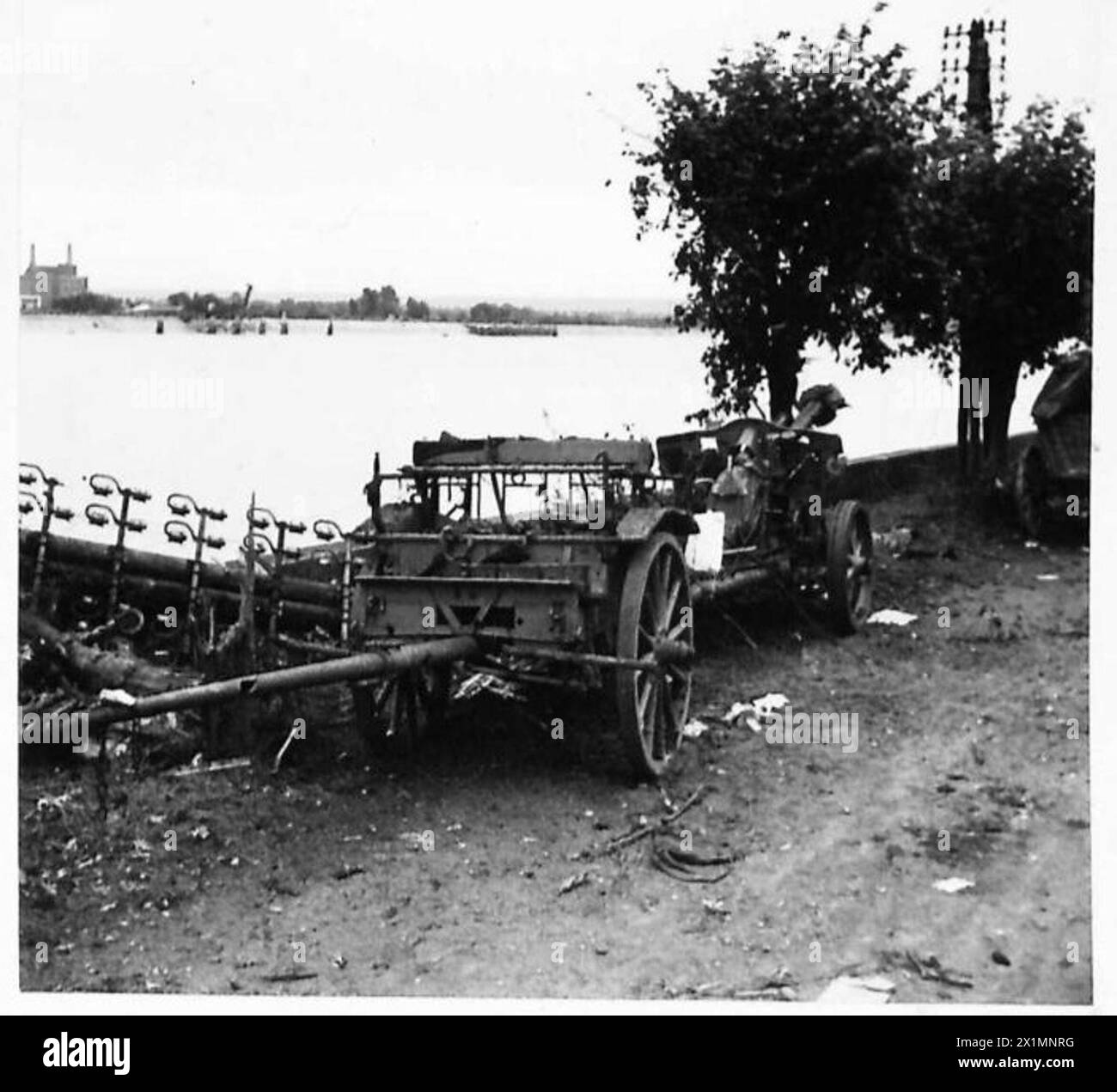 LES ALLIÉS LIBÈRENT QUILLEBEUF - abandonné par les Allemands - abandonné les canons tirés par des chevaux de 88mm, armée britannique, 21ème groupe d'armées Banque D'Images