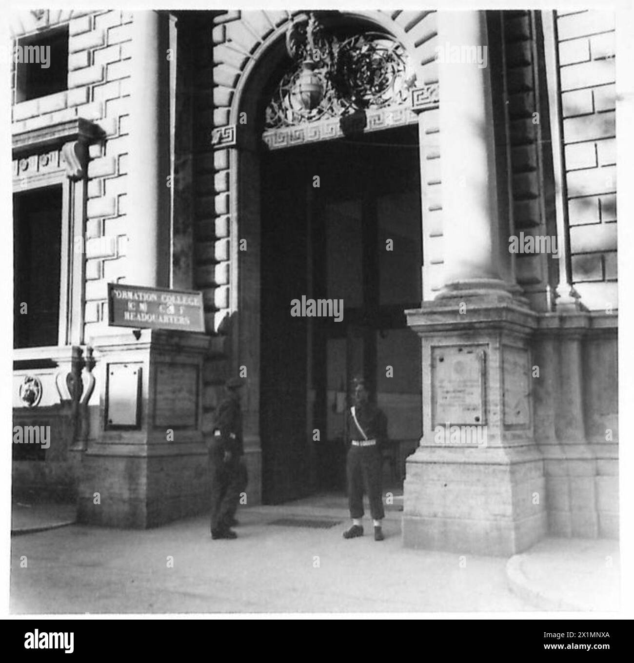 L'entrée du bâtiment du quartier général du Collège de formation de l'armée à Pérouse, utilisé par l'armée britannique pour les fonctions administratives et de commandement. Banque D'Images