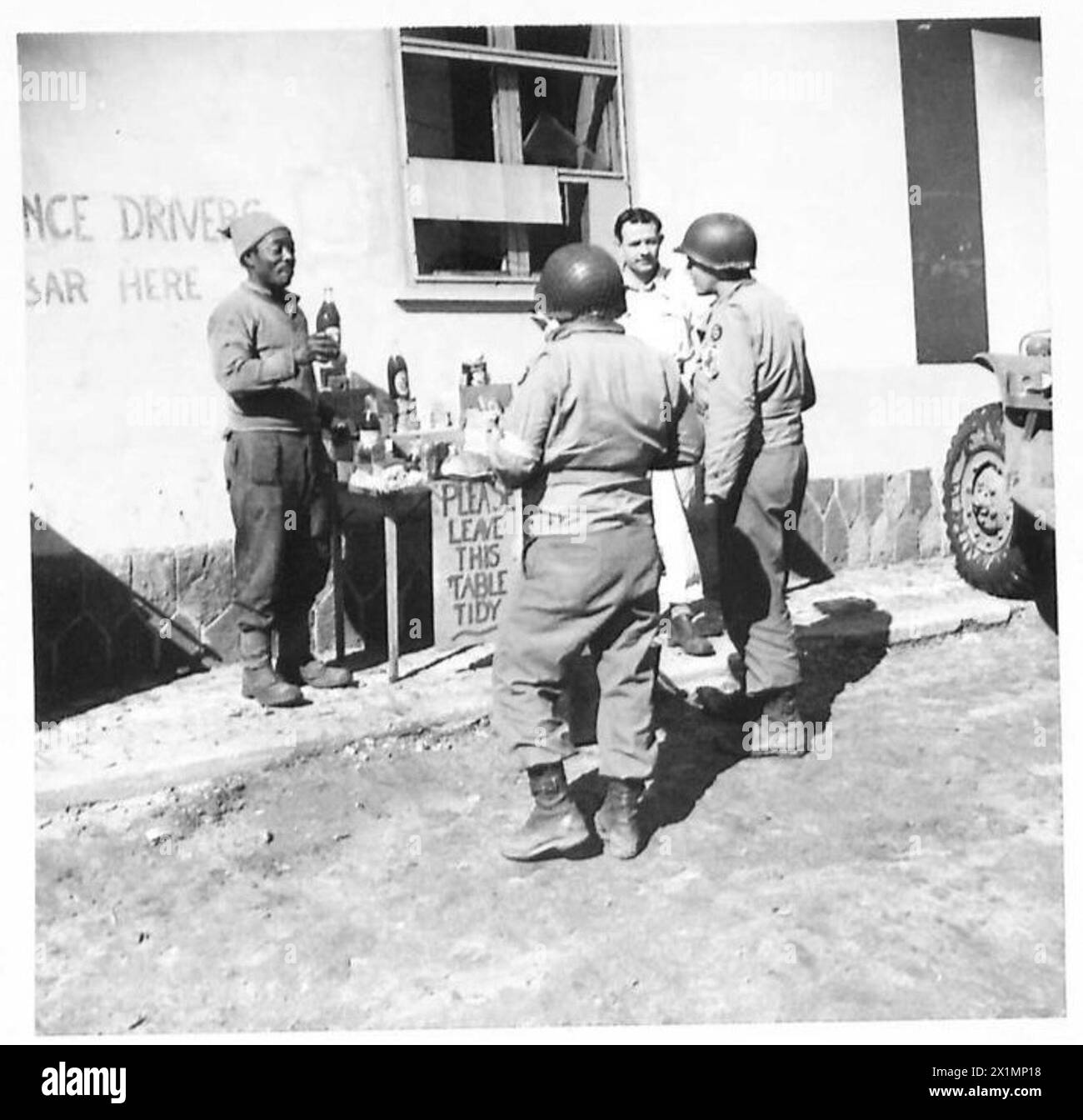 ITALIE : CINQUIÈME armurses DANS LA TÊTE DE PONT D'ANZIO - le cuisinier, le caporal E. Bowman du 3 Crown Street, Southchurch, évêque Auckland, Durham, debout près du snack-bar des ambulanciers. La nuit et par mauvais temps, la table est placée à l'intérieur de la tente du cuisinier. Deux chauffeurs d'ambulances américaines sont vus en train de prendre un en-cas, British Army Banque D'Images