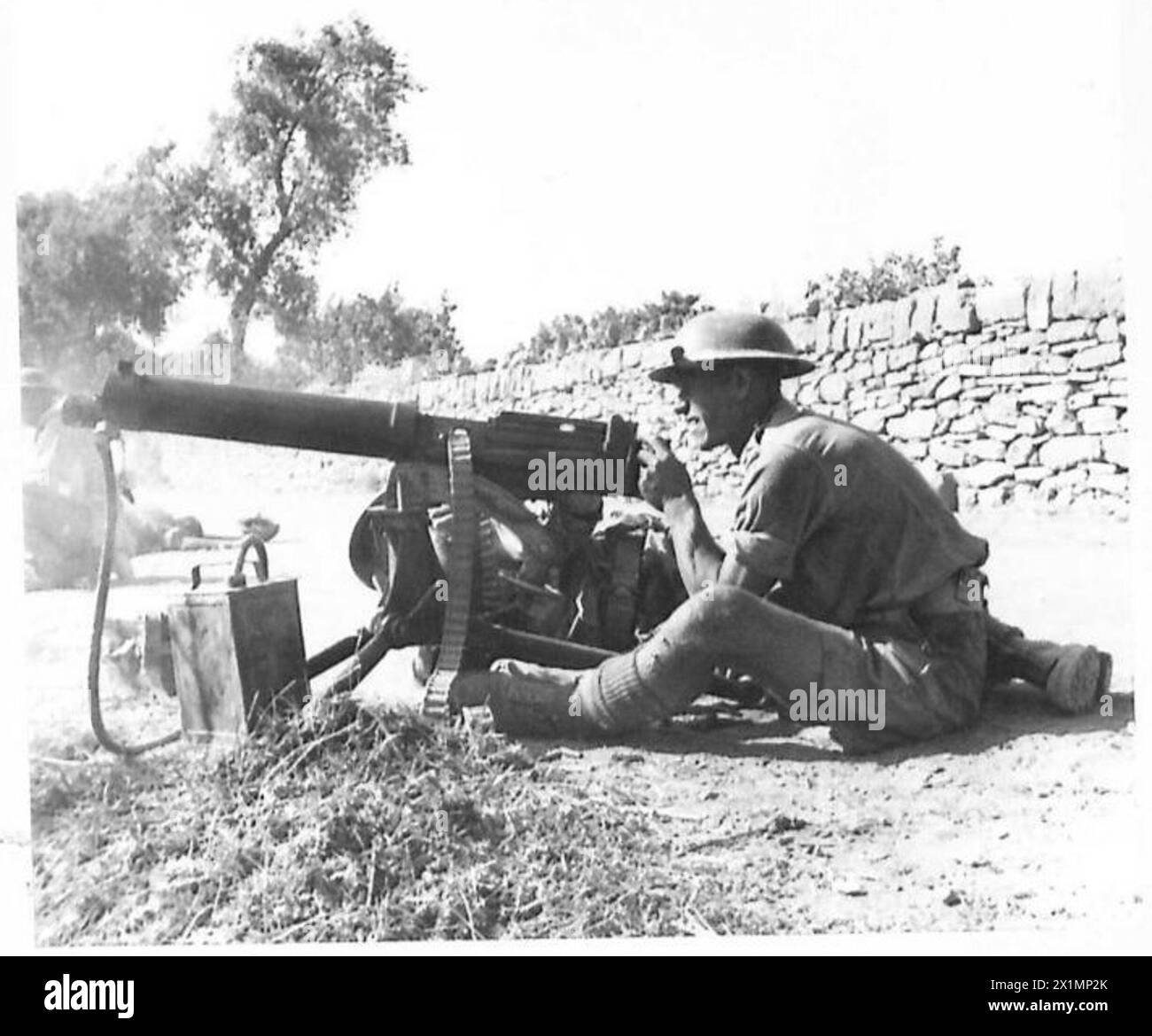 INVASION DE LA SICILE AVEC LE RÉGIMENT MIDDLESEX - PTES.JAS. Crowhurst et Edwards Dickson avec leur mitrailleuse en action à Francofoiyte, où ils ont résisté contre les parachutistes pendant trois heures de l'armée britannique Banque D'Images