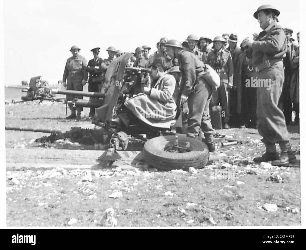 LES OUVRIERS VOIENT LES CANONS QU'ILS ONT AIDÉ À FABRIQUER - Un ouvrier manipulant un canon antichar (deux livres) , l'armée britannique Banque D'Images