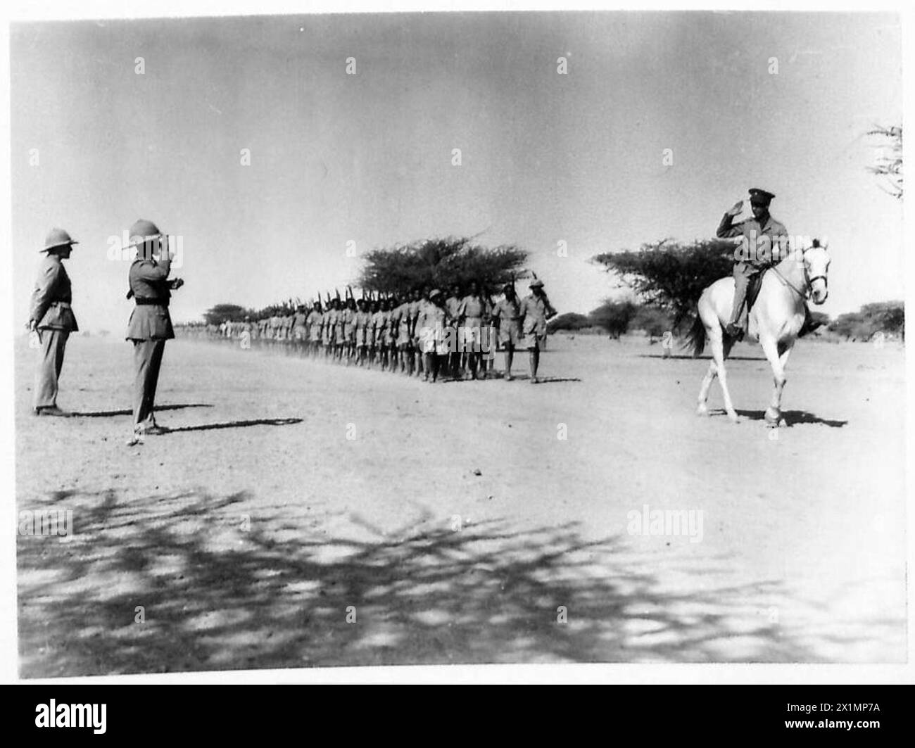 L'empereur Haile Selassie inspecte les troupes abyssiniennes au cours d'une marche passée, avec le prince héritier à la tête de la formation, l'armée britannique. Banque D'Images