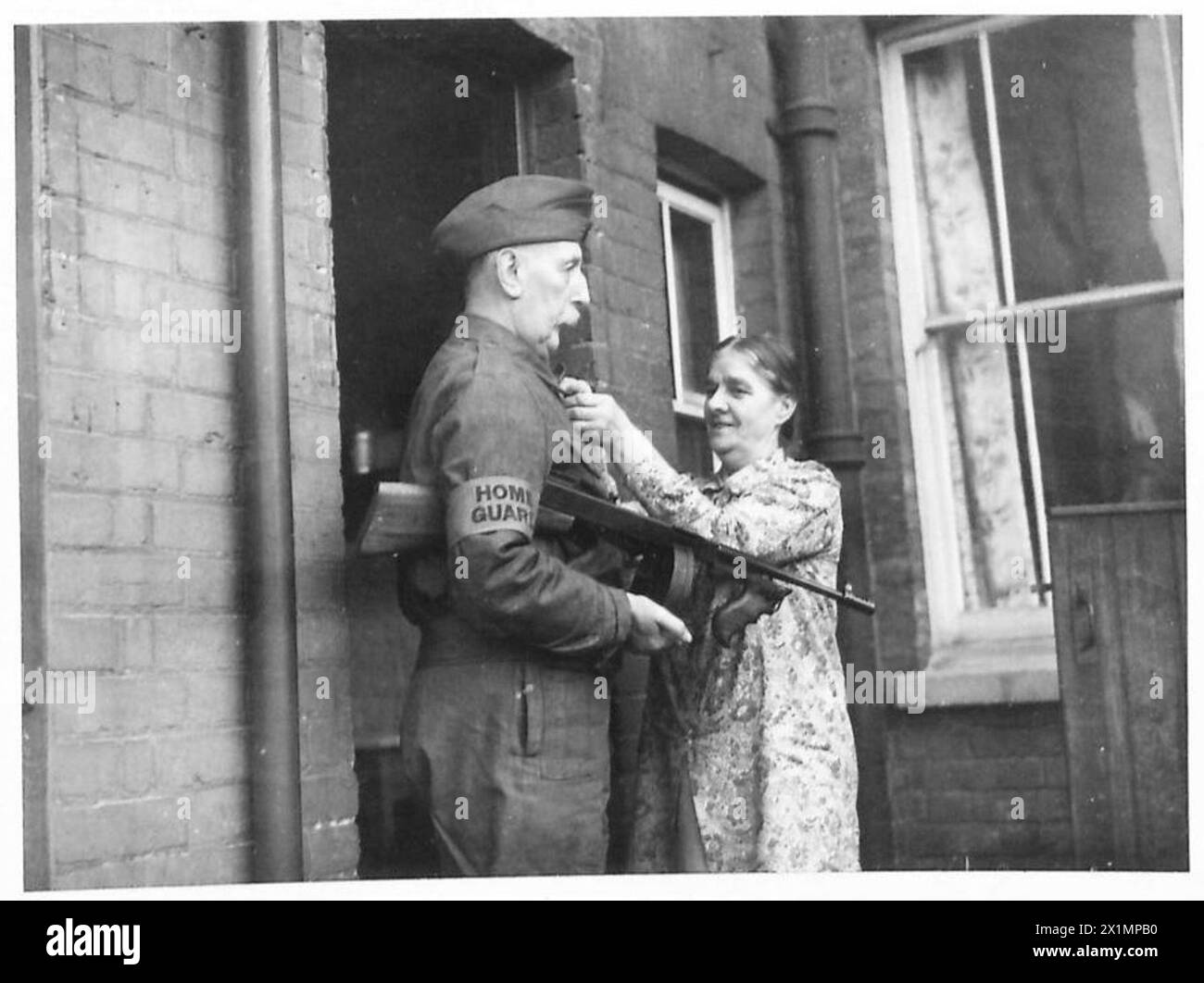 Un sergent de la Home Guard se prépare avec un fusil Tommy avant de partir en service, British Army. Banque D'Images