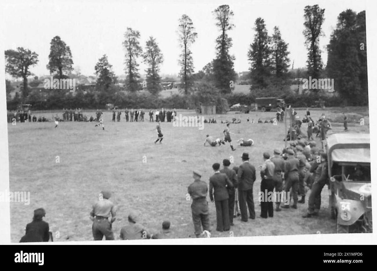 UN ORCHESTRE ÉCOSSAIS SE DIVERTIT LORS D'UN MATCH DE FOOTBALL - Une scène pendant le match de football tenu à la Delivrande entre une équipe de l'armée britannique (1er corps) et l'équipe locale, l'armée britannique, 21e groupe d'armées Banque D'Images