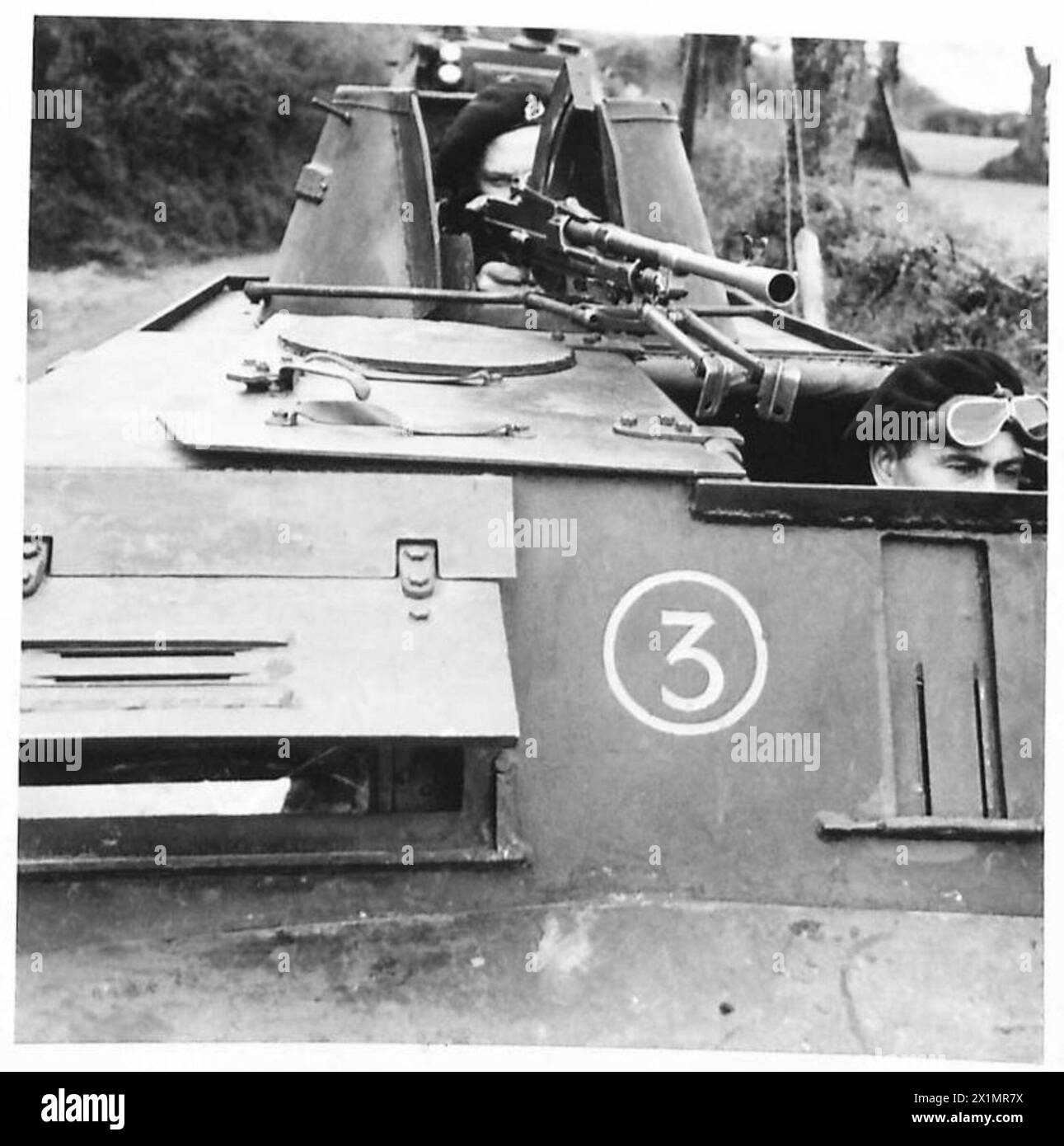 Le sergent Preston commande tandis que le soldat Neal manipule son fusil Bren au prêt dans une voiture de repérage L.R.C. de l'armée britannique. Banque D'Images