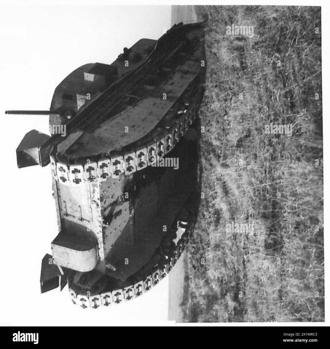 Les photographies d'un char moyen Mark II sont prises pour les besoins de l'affiche du ministère de l'information, illustrant l'équipement et la documentation de l'armée britannique. Banque D'Images