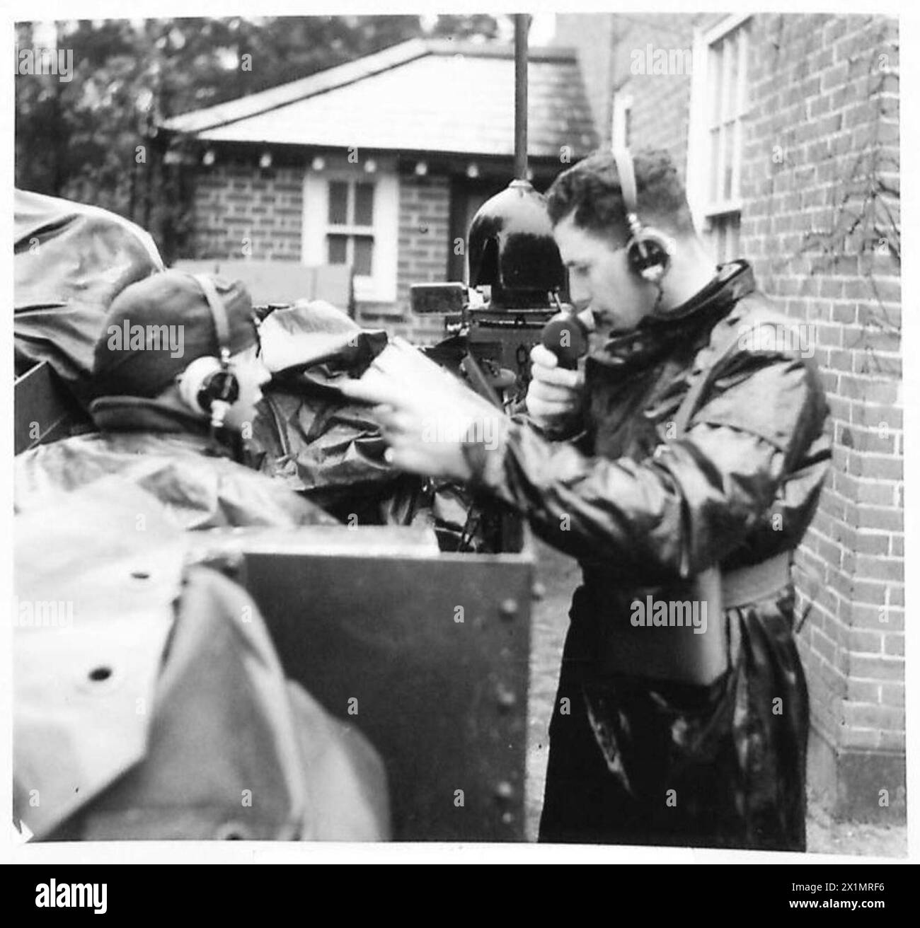 Un observateur d'artillerie communique avec les positions des canons par radio montée sur un porte-avions Bren lors d'une bataille simulée impliquant deux divisions de l'armée britannique. Banque D'Images