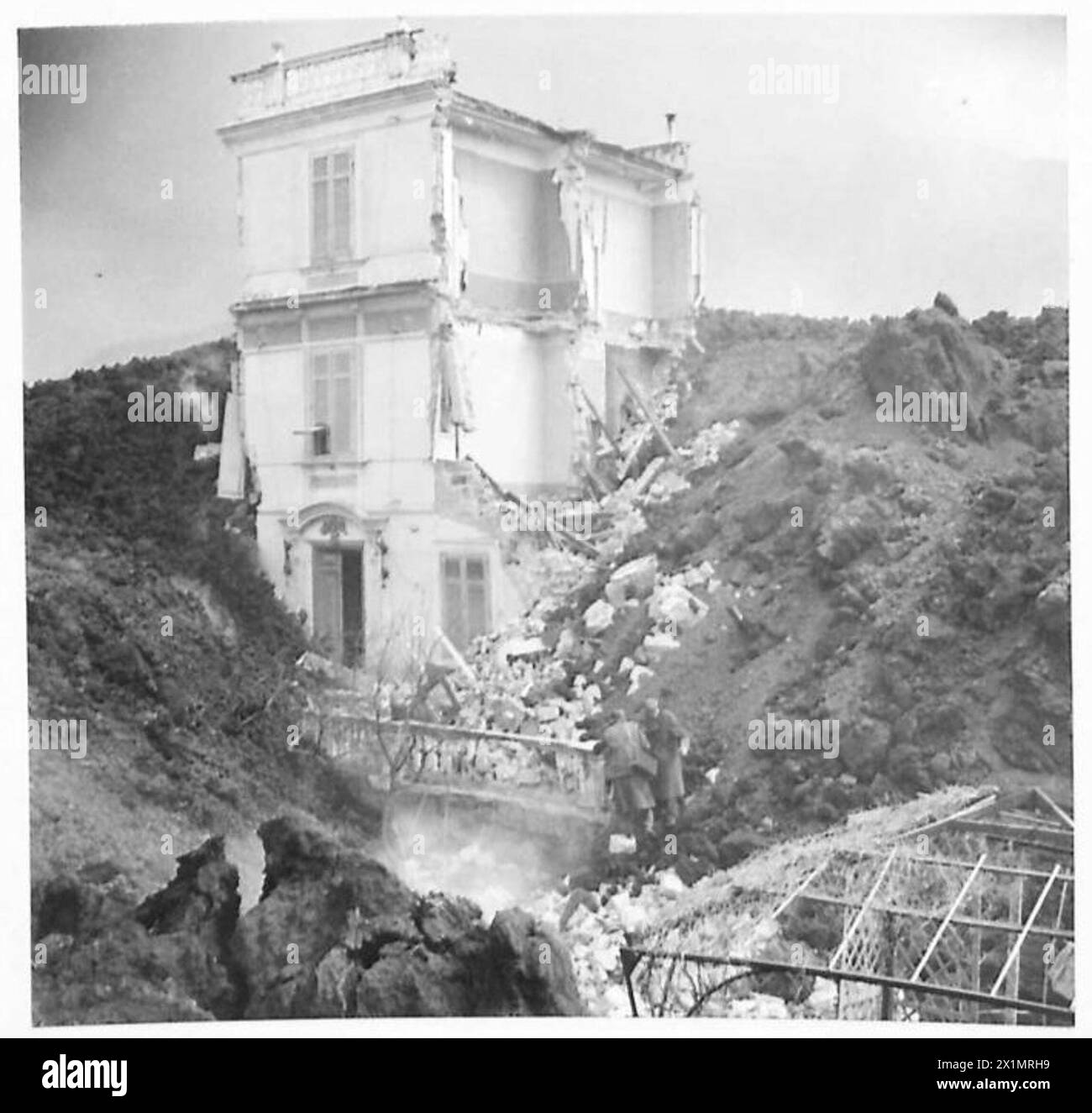 Dans la zone de la cinquième armée en Italie, la lave du Vésuve atteint deux villes, détruisant progressivement un bâtiment scolaire, démontrant l'impact de l'activité volcanique sur les structures civiles. Banque D'Images Dans la zone de la cinquième armée en Italie, la lave du Vésuve atteint deux villes, détruisant progressivement un bâtiment scolaire, démontrant l'impact de l'activité volcanique sur les structures civiles. Banque D'Images