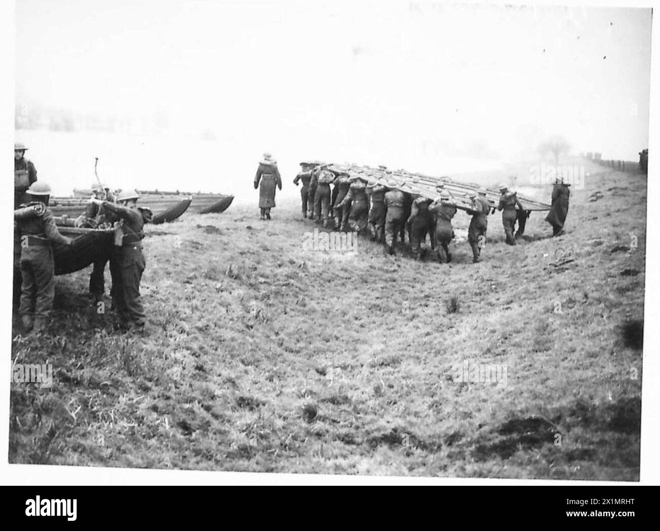 Au cours d'un exercice de l'armée britannique, les troupes transportent des pontons de pont jusqu'aux bords d'un plan d'eau pour des opérations de franchissement tactiques. Banque D'Images