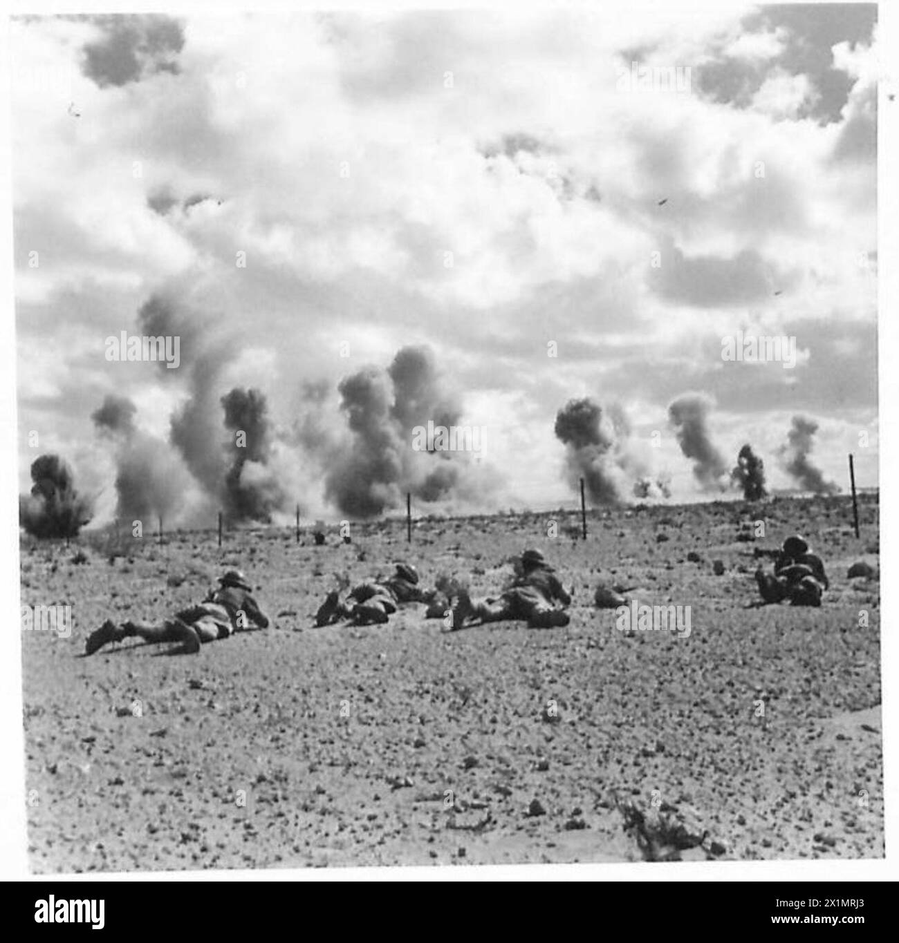 Les troupes de l'armée britannique avancent alors que les mines terrestres explosent en arrière-plan pendant une opération. Banque D'Images