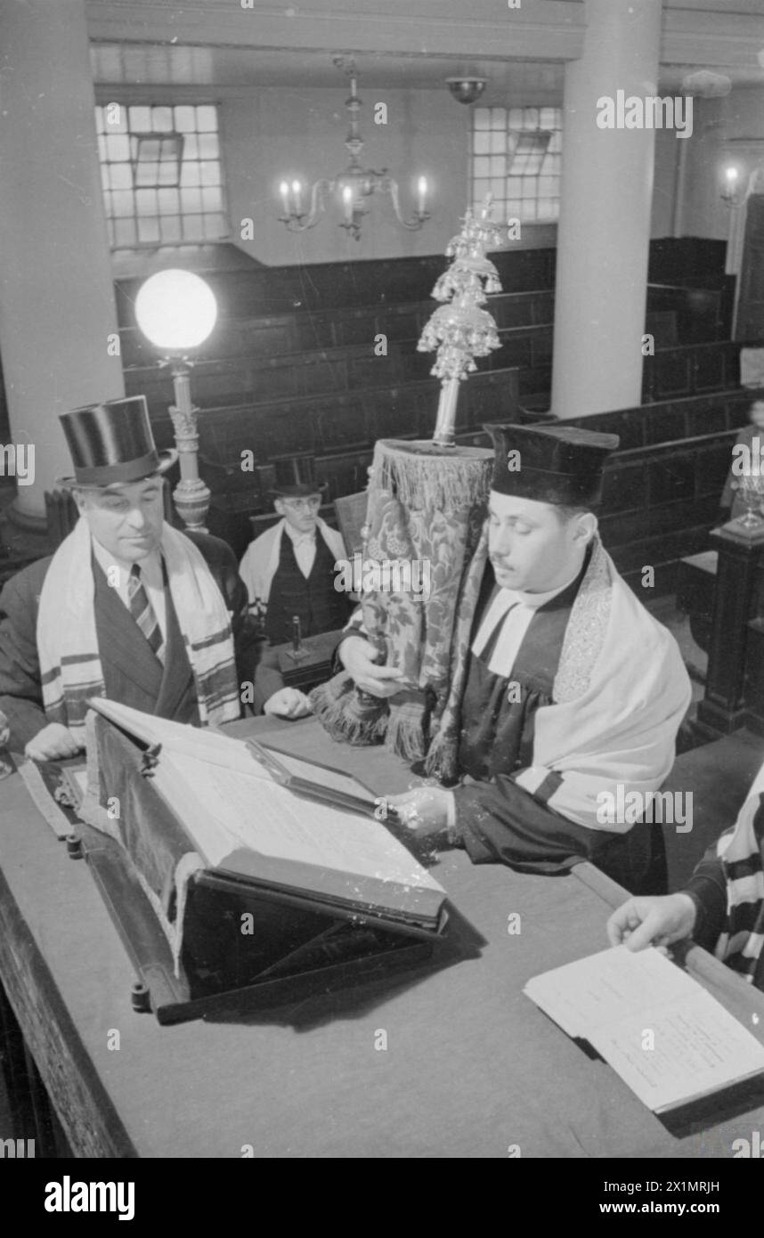 Le révérend Kusevitsky tient la Loi et intonne une prière pour la famille royale à la Grande Synagogue de Londres, avec le directeur par intérim Hyman Wilson à ses côtés. Banque D'Images Le révérend Kusevitsky tient la Loi et intonne une prière pour la famille royale à la Grande Synagogue de Londres, avec le directeur par intérim Hyman Wilson à ses côtés. Banque D'Images