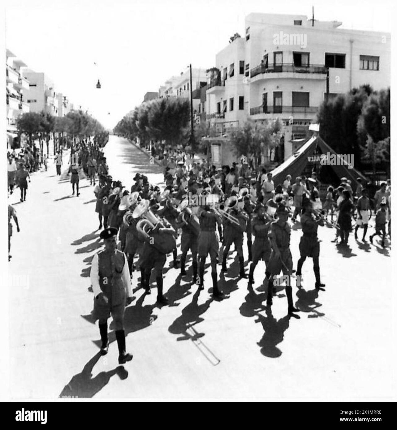 Le New Zealand Military Band marche dans une ville dans le cadre d'une campagne de recrutement sous la supervision de l'armée britannique. Banque D'Images
