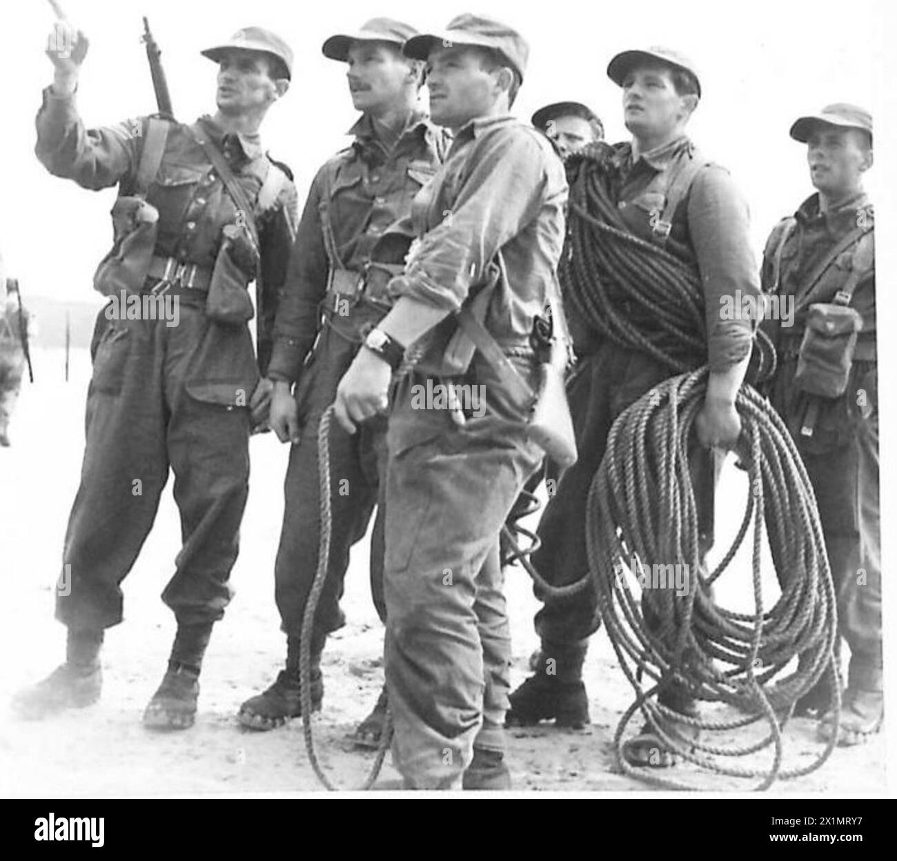 L'avant-garde de l'armée britannique, surnommée les Devils verts, reçoit des instructions sur la façon de naviguer en toute sécurité sur une falaise pendant les exercices d'entraînement. Banque D'Images