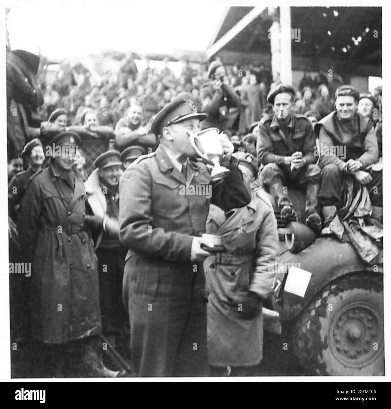 Le général Freyburg de la 8e armée présente une coupe lors de la finale de rugby néo-zélandais, partageant un verre de cérémonie avant de la remettre à l'équipe gagnante. Banque D'Images