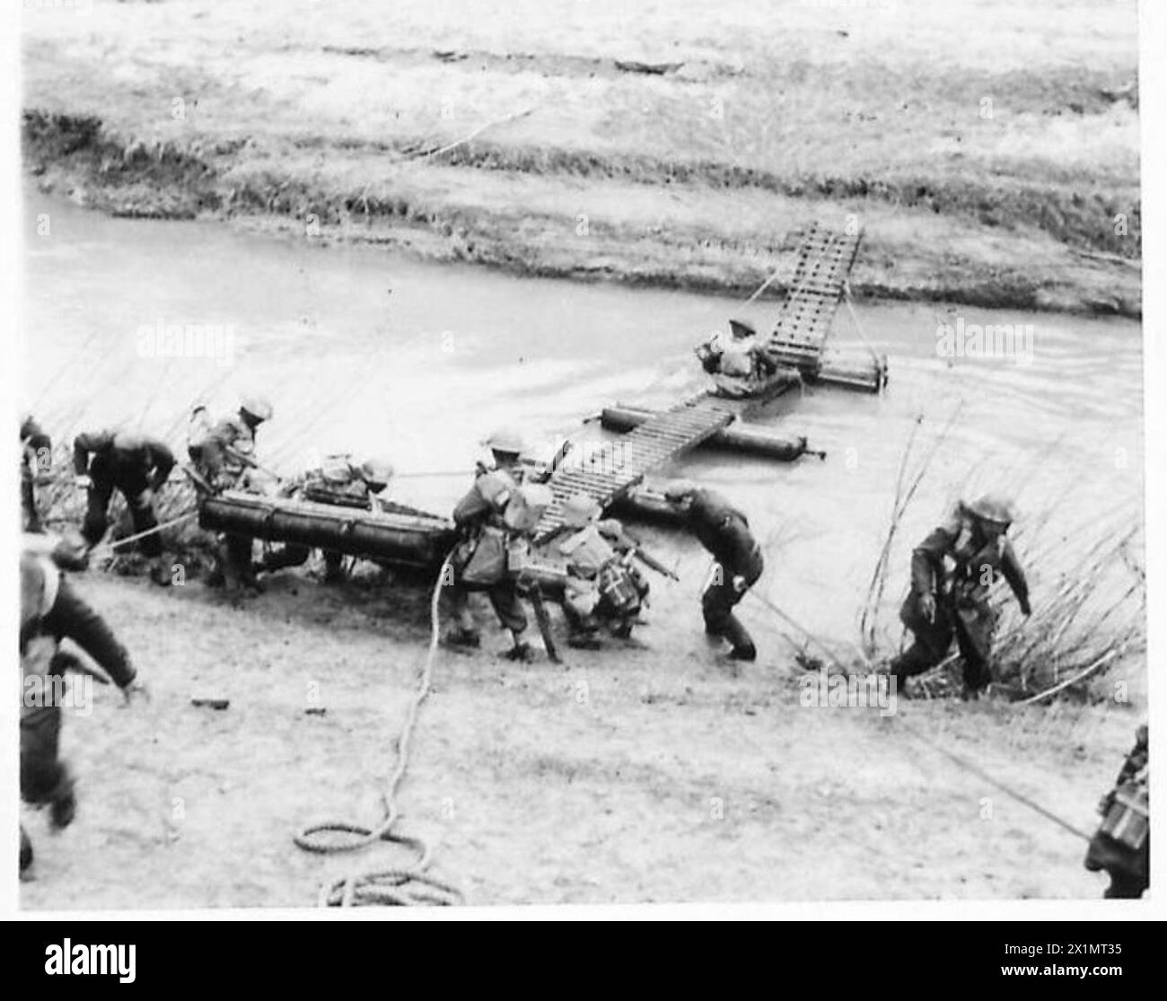 Gurkhas pratique la traversée de la rivière Lamone en utilisant la méthode de la passerelle Kapok, terminant l'exercice en 1 1/2 minutes, dans l'armée britannique. Banque D'Images