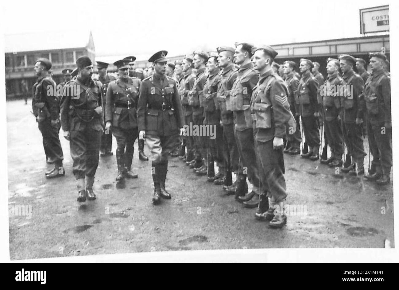 LE ROI VISITE LA CÔTE EST - le roi inspecte une garde d'honneur du Royal Norfolk Regiment à Thorpe Station, Norwich, armée britannique Banque D'Images