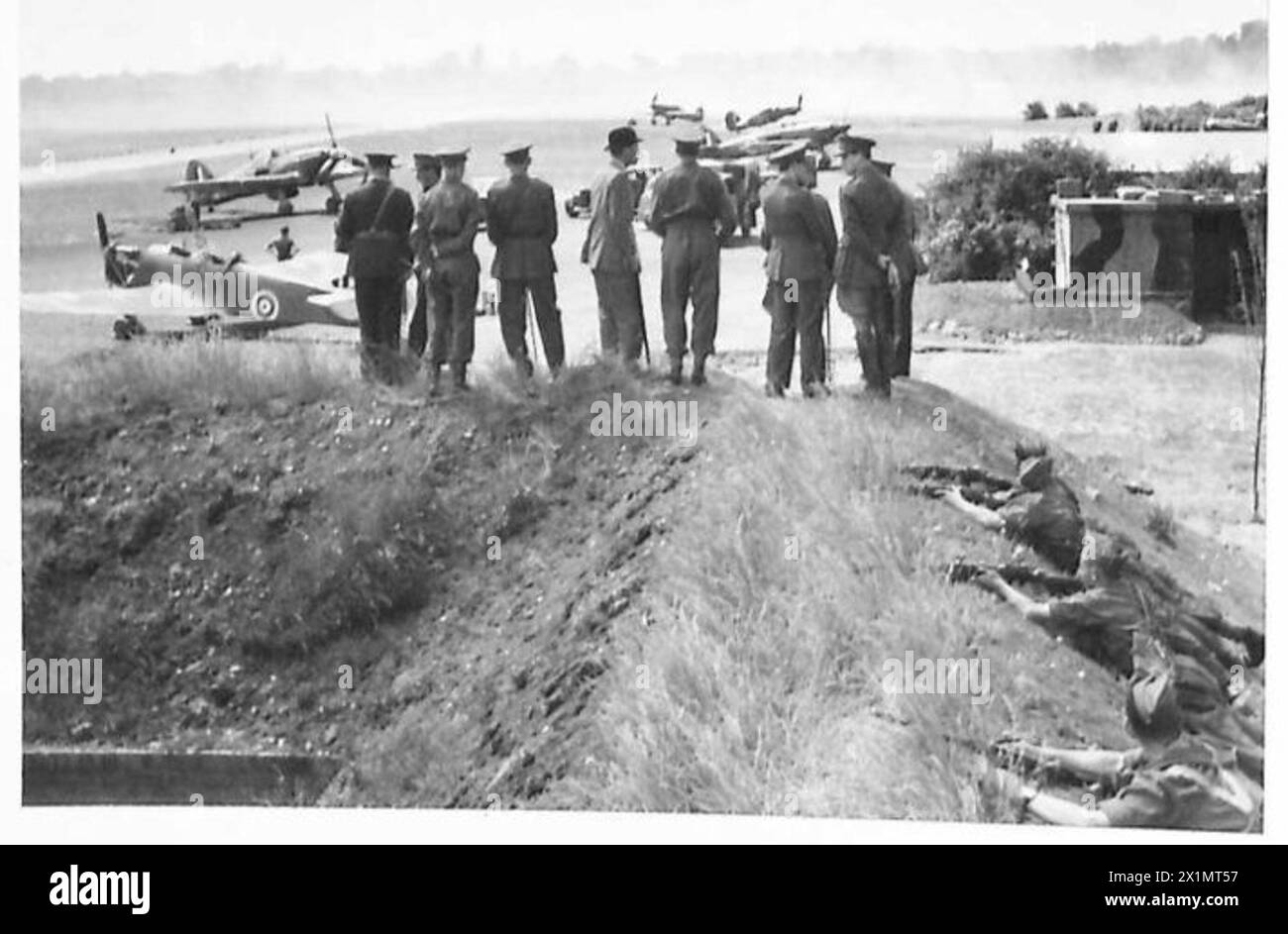 Le secrétaire d'État à la Guerre visite une station de chasse observant les troupes britanniques en position sur l'aérodrome, le capitaine Margesson et les généraux examinant l'opération. Banque D'Images