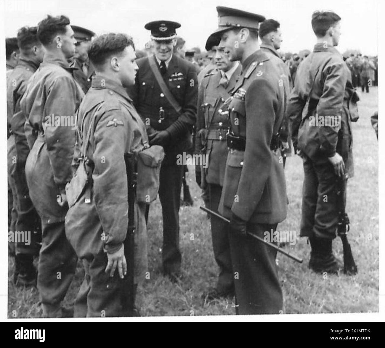 Le roi observe et parle avec les parachutistes suite à leur largage aéroporté lors d'exercices d'entraînement, British Army. Banque D'Images