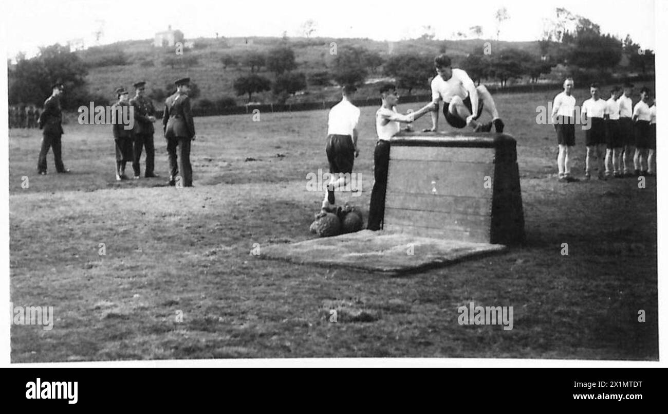 La princesse royale visite le West Yorkshire Regiment, observant un cours d'entraînement physique et s'engageant avec des soldats pendant la session. Banque D'Images