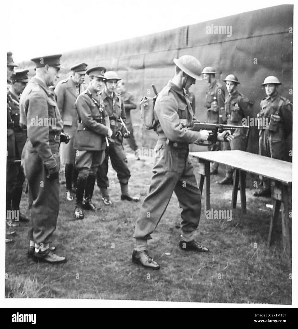 Un caporal fait la démonstration d'un fusil Tommy au commandant en chef des Home Forces lors d'une visite aux forces néerlandaises de l'armée britannique. Banque D'Images