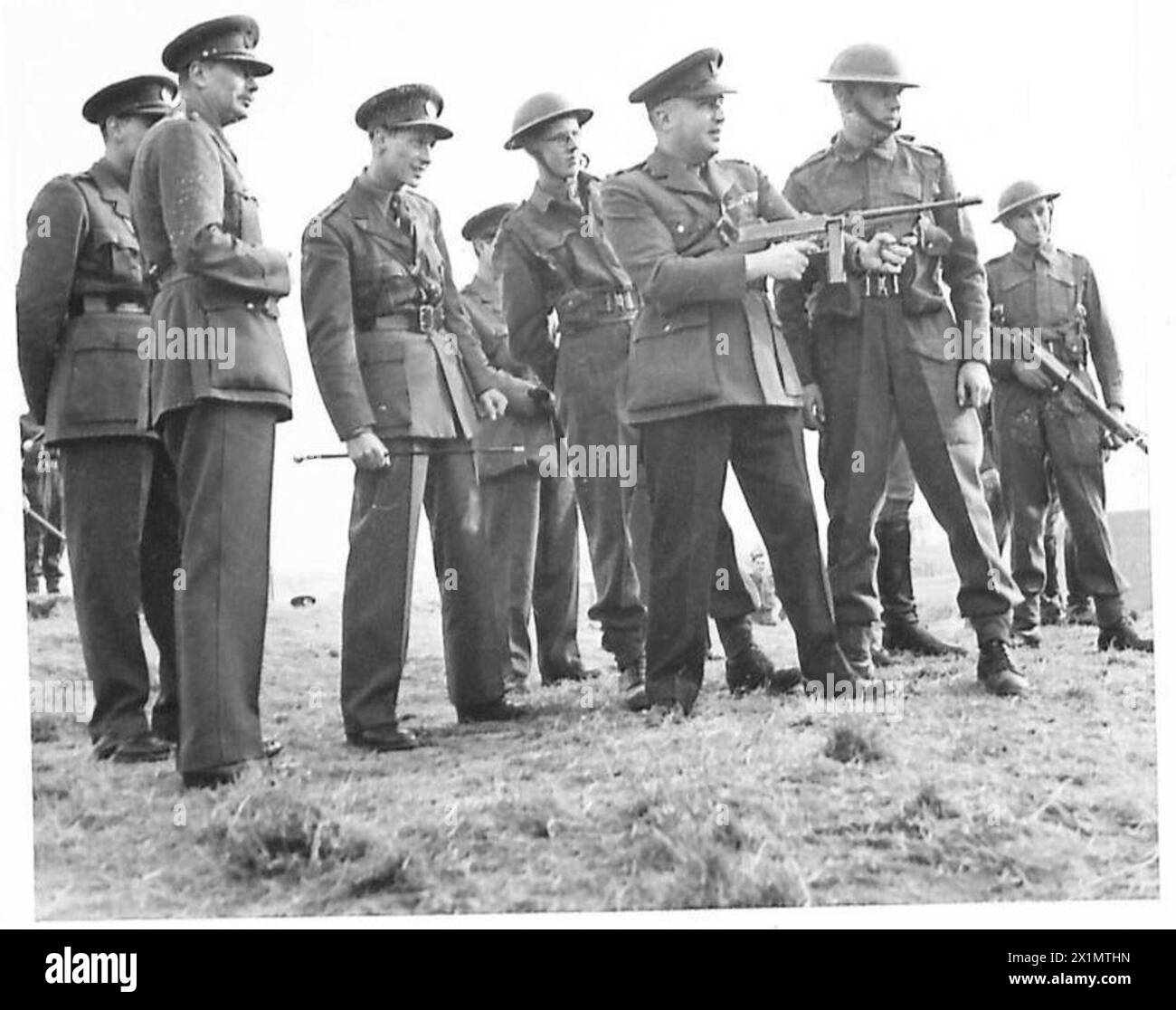 SAR le duc de Gloucester observe son ADC, le lieutenant Col. Howard Kerr, tirer avec un canon Tommy lors d'une visite aux bataillons M.T. du Northern Command de l'armée britannique. Banque D'Images