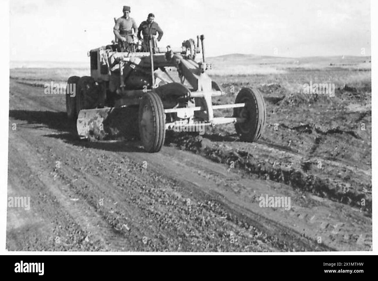 Une niveleuse opère sur un site de piste dans le cadre de la construction avancée d'aérodrome par l'armée britannique. Banque D'Images Une niveleuse opère sur un site de piste dans le cadre de la construction avancée d'aérodrome par l'armée britannique. Banque D'Images