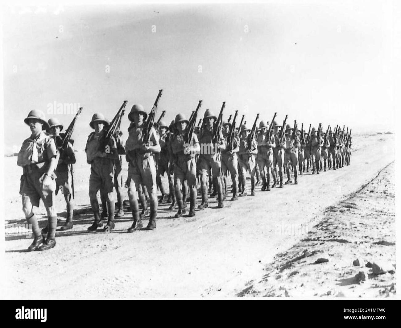 Un bataillon d'infanterie marche à travers l'Égypte pendant les opérations de l'armée britannique. Banque D'Images