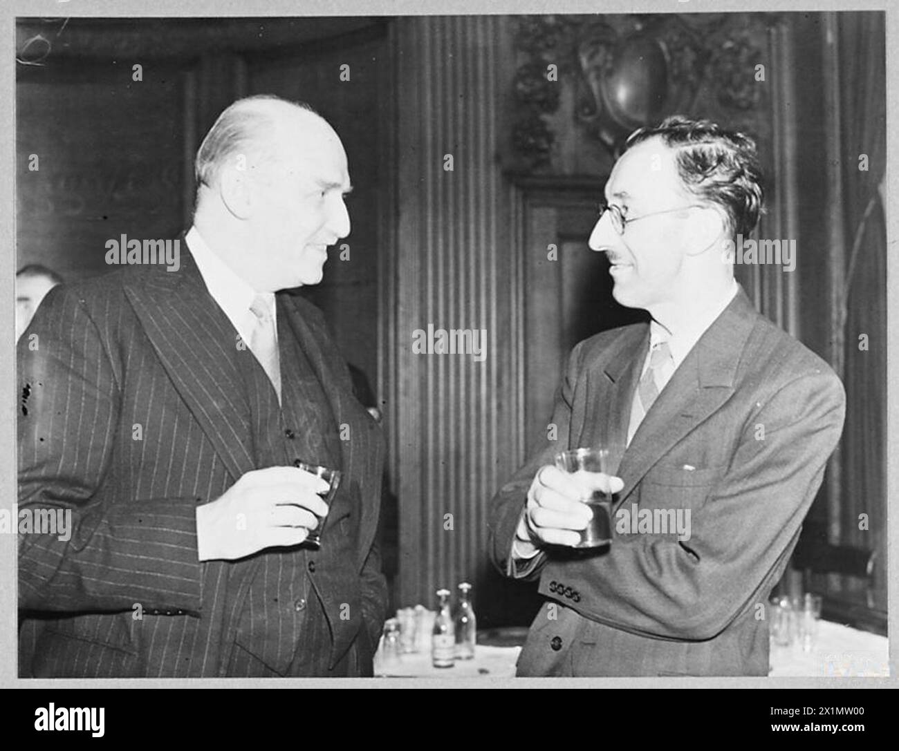 Les journalistes canadiens en visite en Grande-Bretagne sont divertis au ministère de l'Air par la RAF et les fonctionnaires du ministère de l'Air, 1942. Banque D'Images