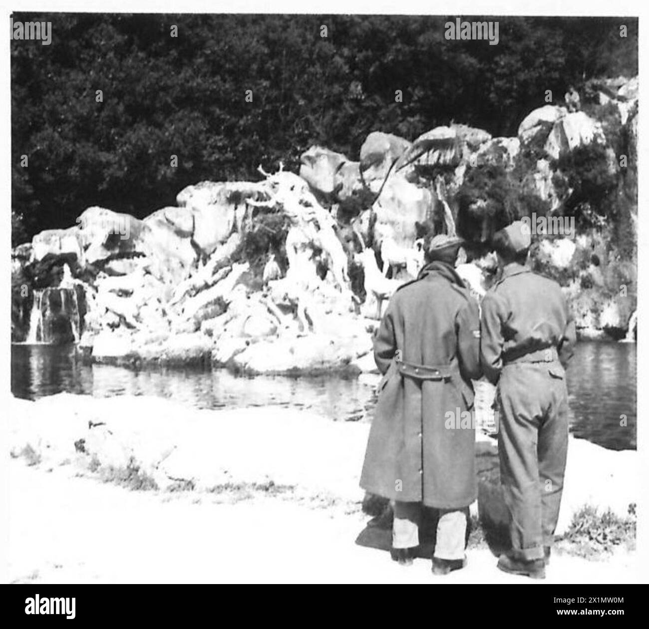 Bingham et Shipley observent le lac ornemental et la cascade sur le terrain de leur maison temporaire alors qu'ils étaient en service actif avec la 8e armée en Italie. Banque D'Images