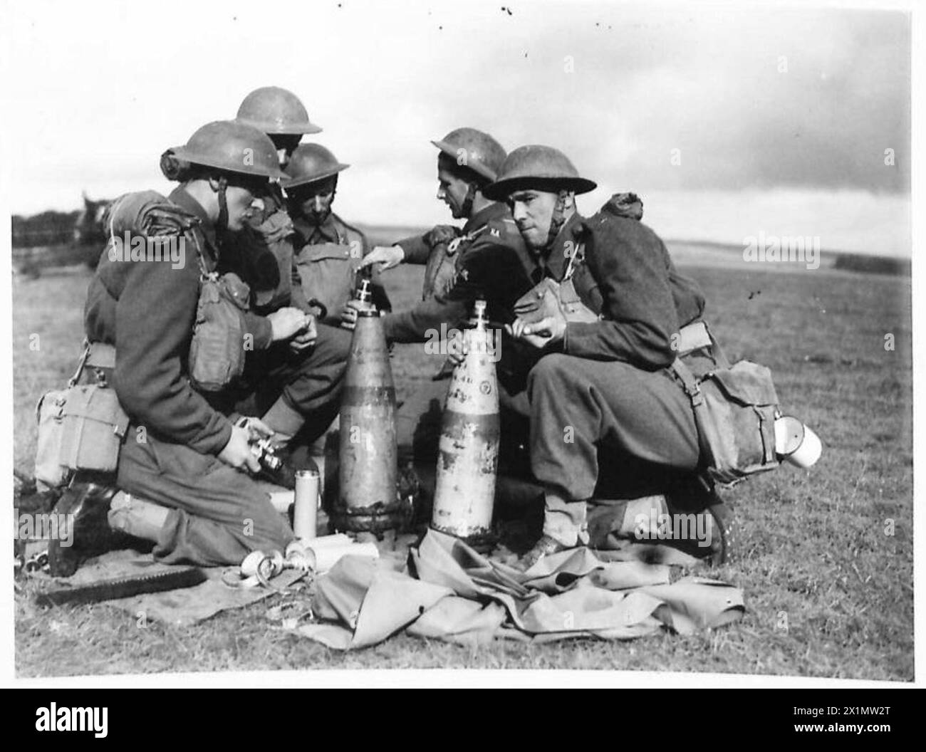 Le personnel de l'armée britannique a mis à feu les obus d'artillerie pour préparer le déploiement, soutenir les opérations d'artillerie et la préparation au combat. Banque D'Images