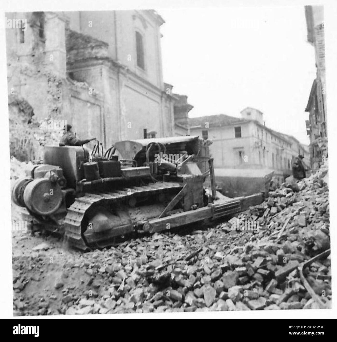Les sapeurs néo-zélandais de la 8e armée défrayent les routes à Faenza après des mouvements d'infanterie pour rétablir la fluidité du trafic, British Army. Banque D'Images
