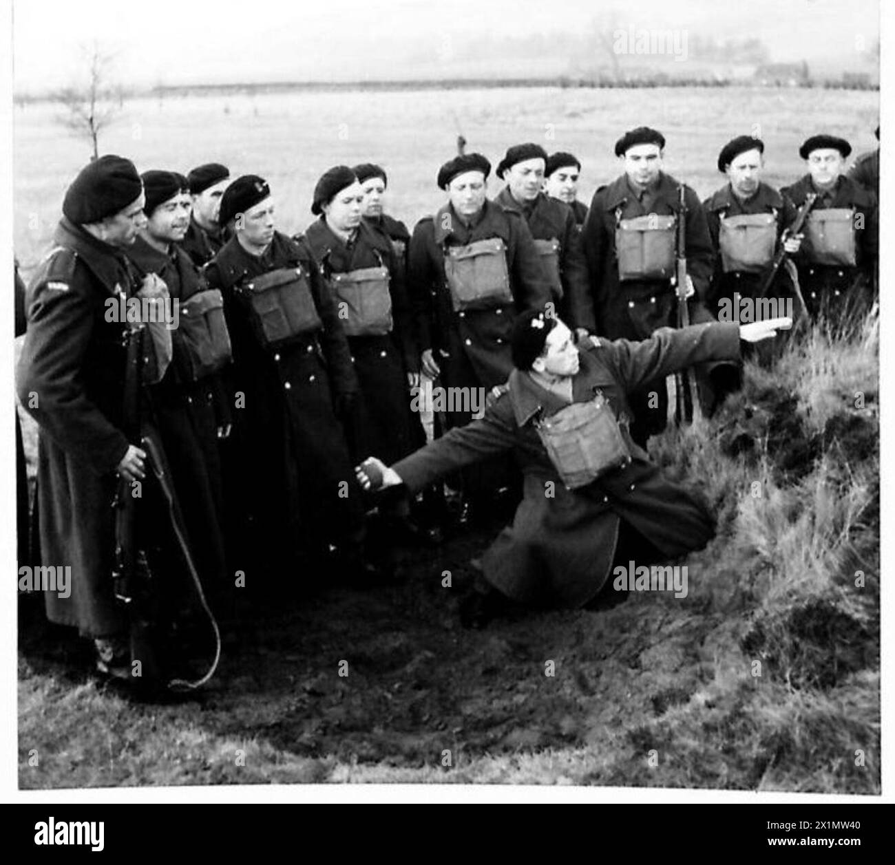 Quatre frères Widła d'Argentine servent dans l'armée polonaise en Grande-Bretagne, pratiquant des exercices de fusil dans le cadre de la 16e brigade de chars du 1er corps polonais en Écosse, le 2 décembre 1941. La famille a émigré de Chobot, en petite Pologne, tandis qu'un frère et une sœur a été emprisonné dans le goulag soviétique. Banque D'Images