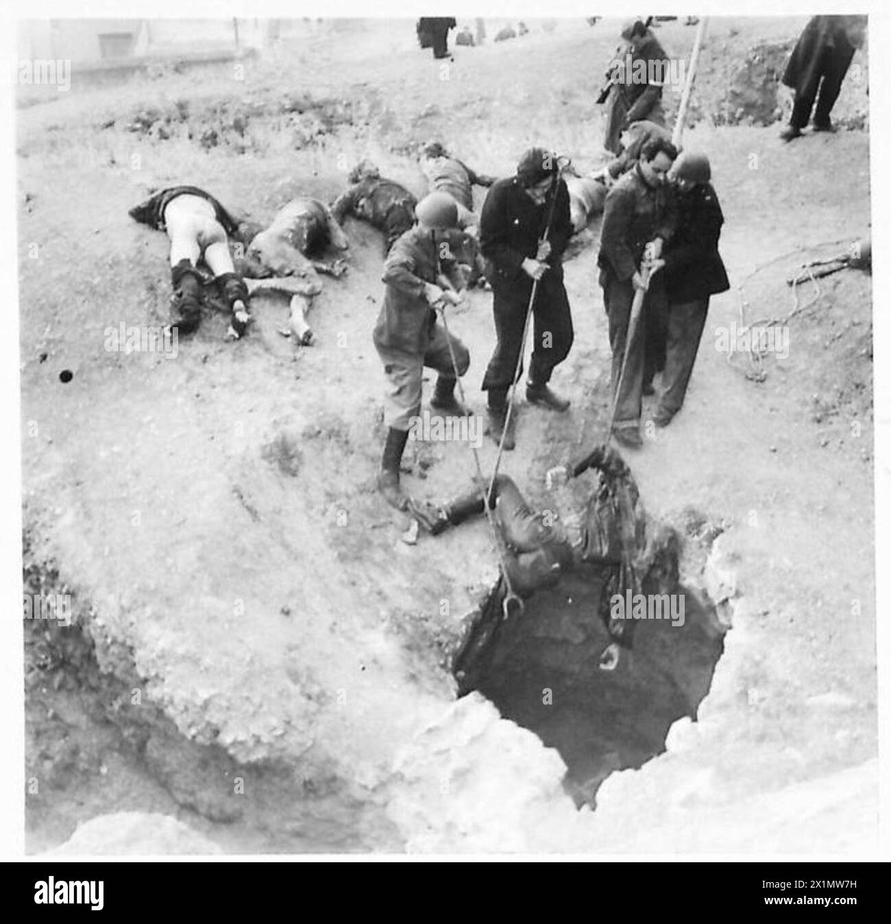 Les corps de civils grecs sont retrouvés dans un puits à Athènes à la suite d'un violent incident en temps de guerre. Banque D'Images