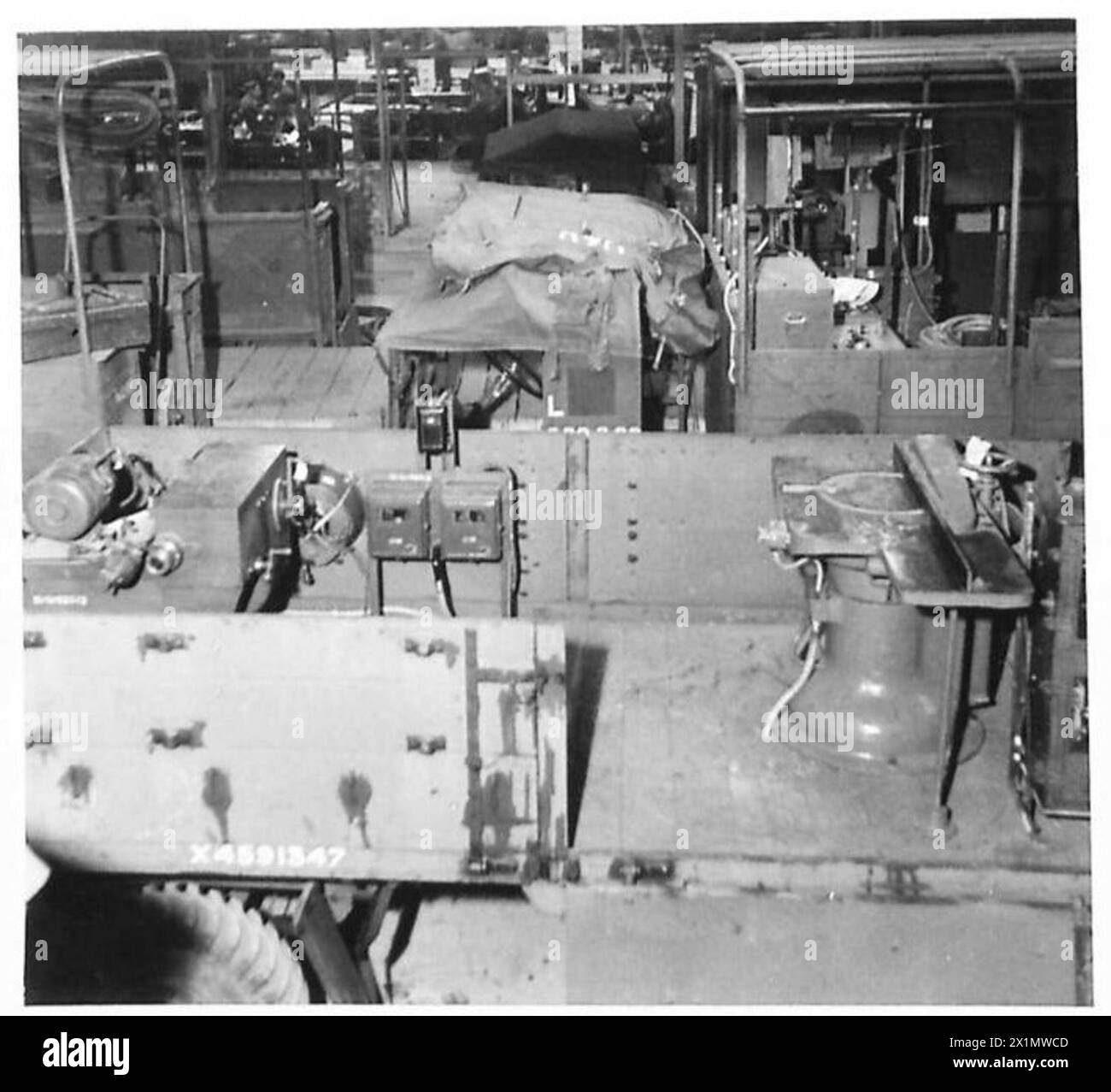 Un camion de machinerie de l'armée britannique est montré avec une remorque de meulage attachée, illustrant le transport de matériel industriel et d'ingénierie utilisé dans les opérations militaires. Banque D'Images