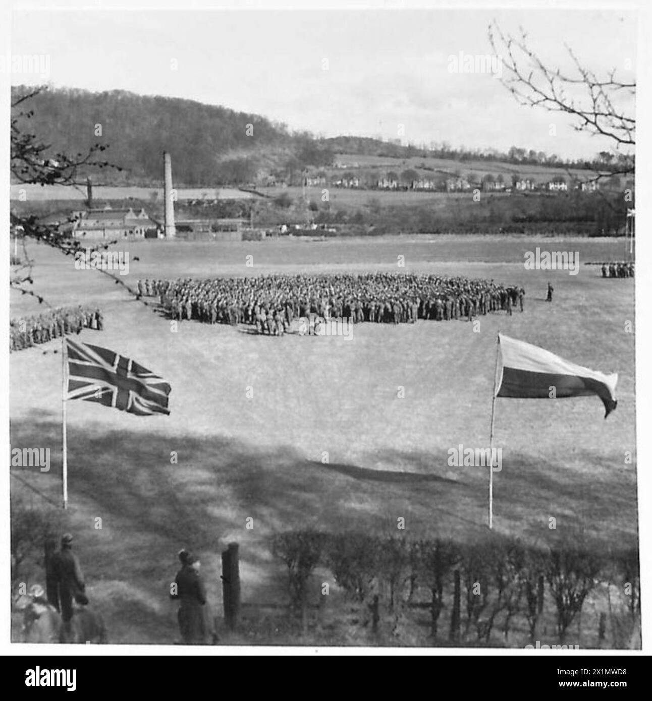 Le général Montgomery s'adresse aux troupes de la 3e brigade d'infanterie de la 1re division blindée polonaise à Galashiels, avec des soldats rassemblés en un grand cercle lors de sa tournée d'invasion du jour J. Banque D'Images